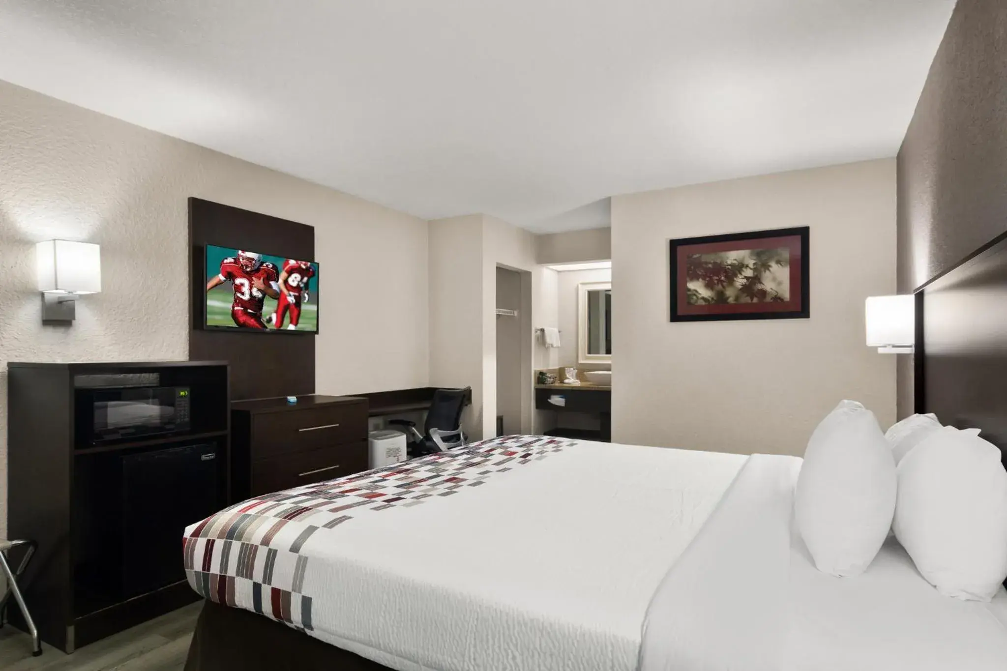 Deluxe King Room Smoking in Red Roof Inn Kingsland Deluxe King Room Smoking in Red Roof Inn Kingsland