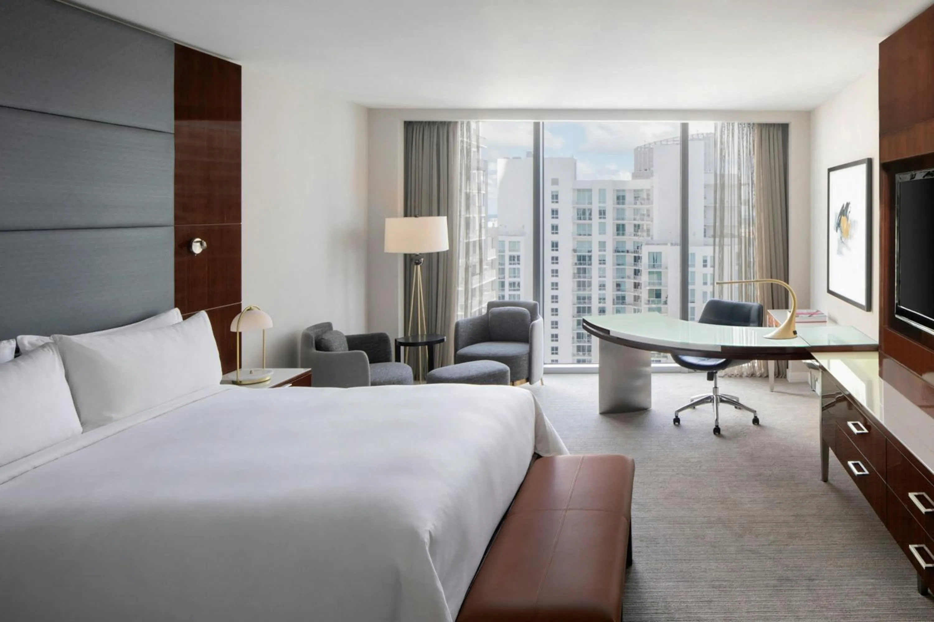 Photo of the whole room, Bed in JW Marriott Marquis Miami