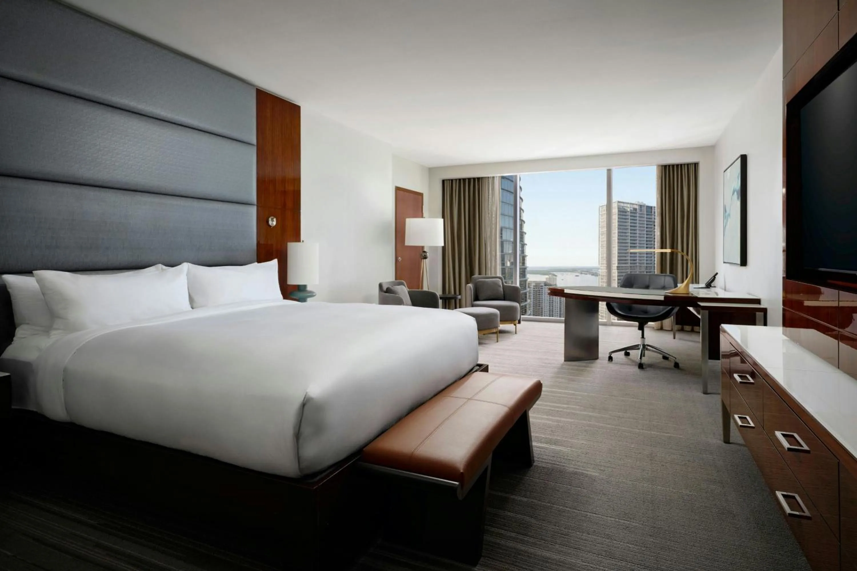 Photo of the whole room, Bed in JW Marriott Marquis Miami