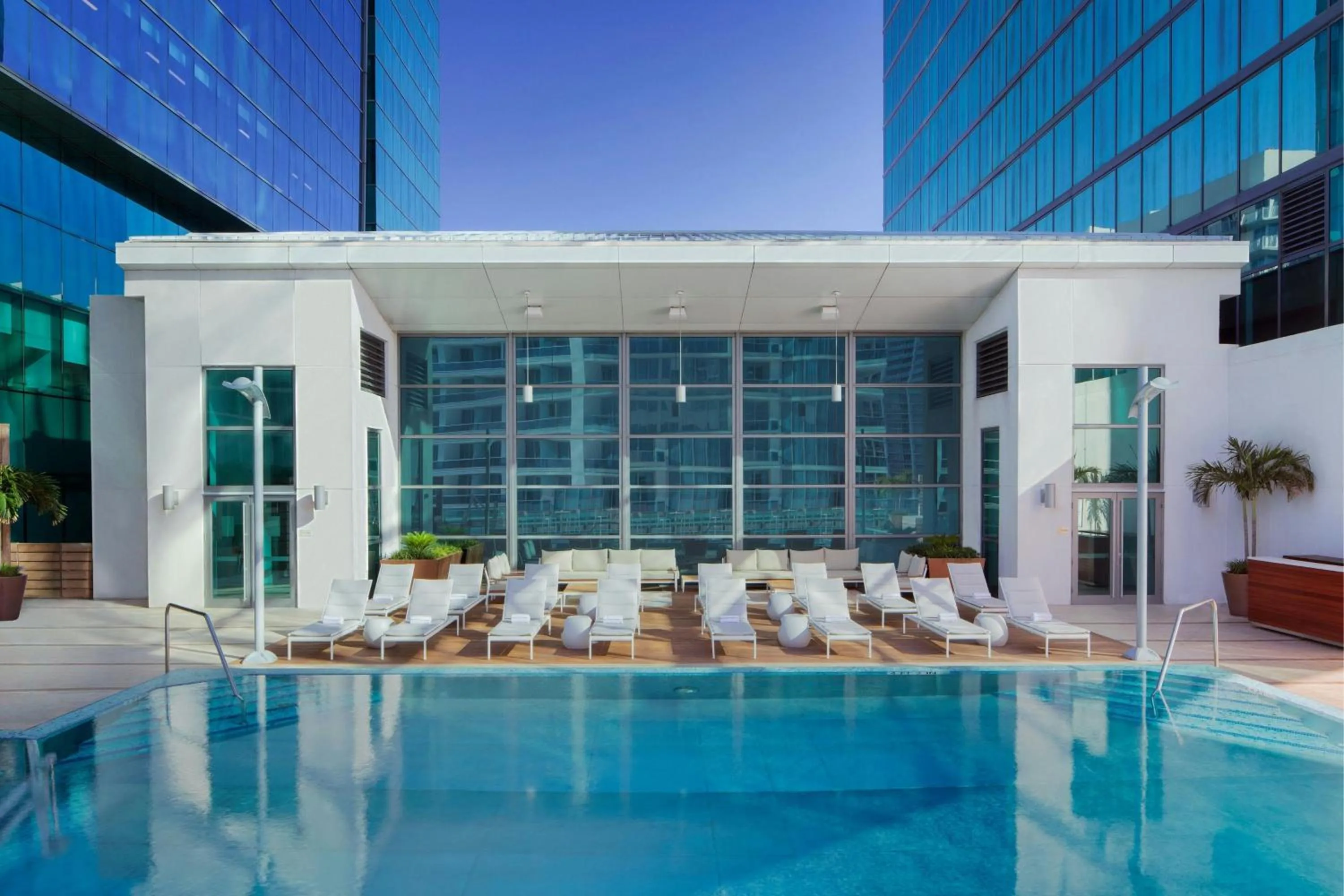 Swimming pool in JW Marriott Marquis Miami