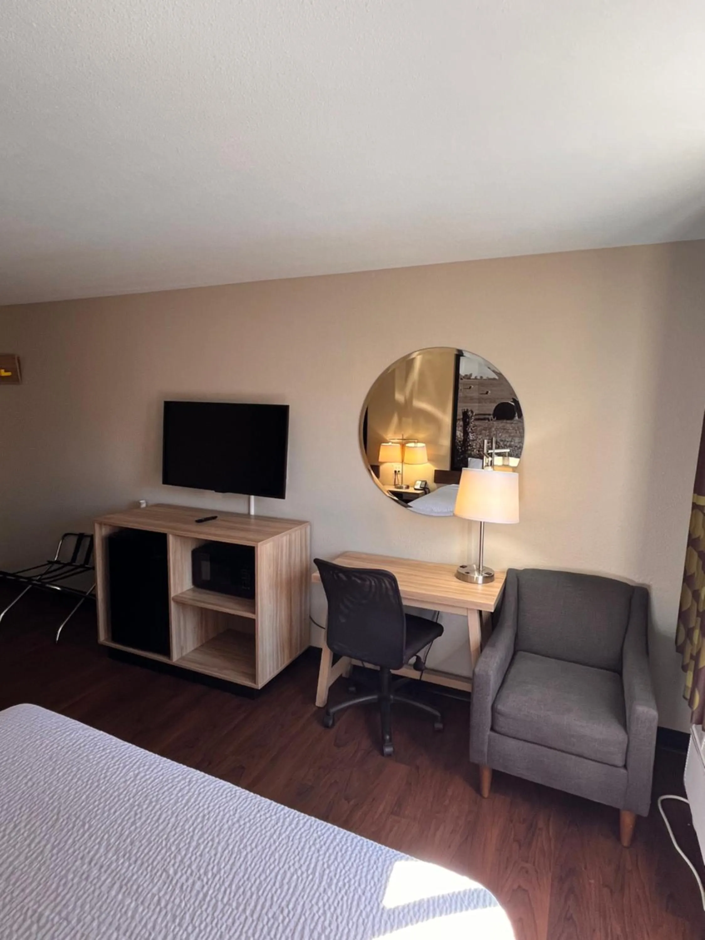 Bed in Super 8 by Wyndham Radcliff Ft. Knox Area