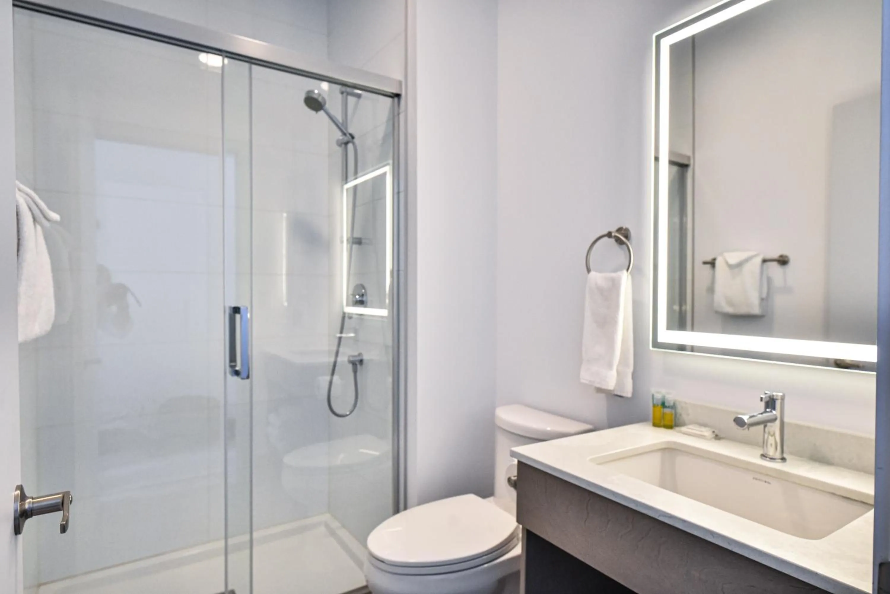 Toilet in Repotel Levis