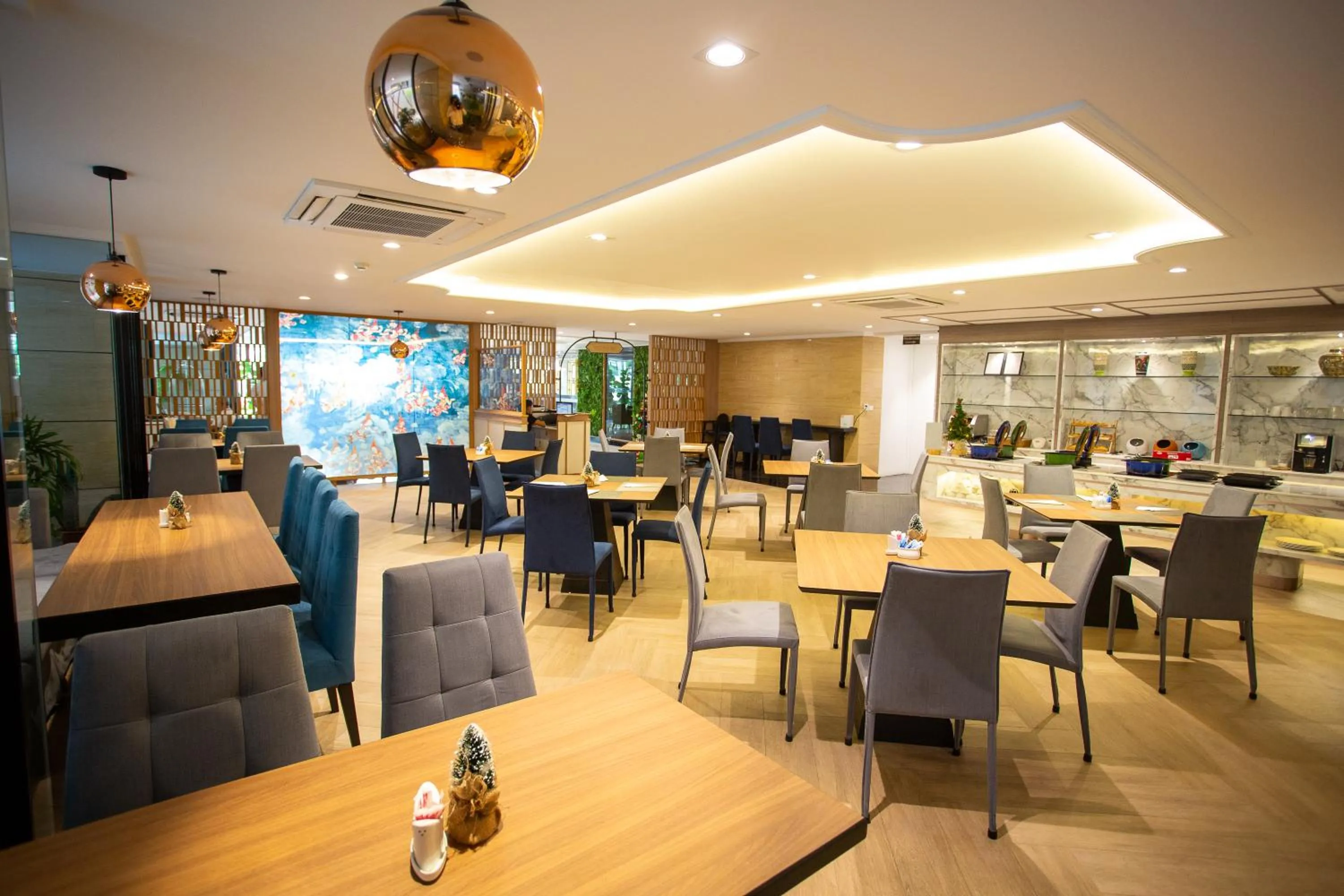 Restaurant/places to eat in Club Mahindra Mac Boutique Hotel