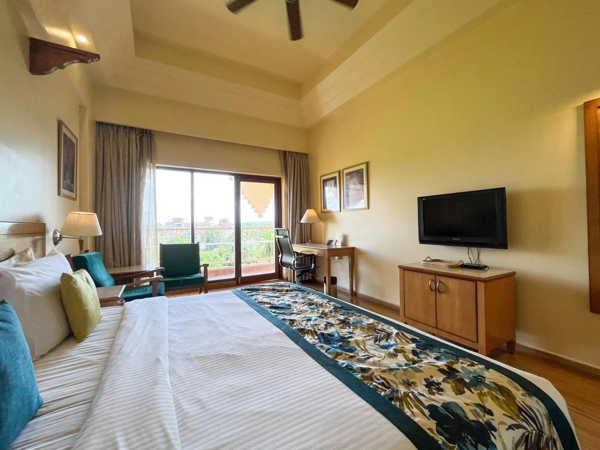 Photo of the whole room, Bed in Acron Candolim Regina