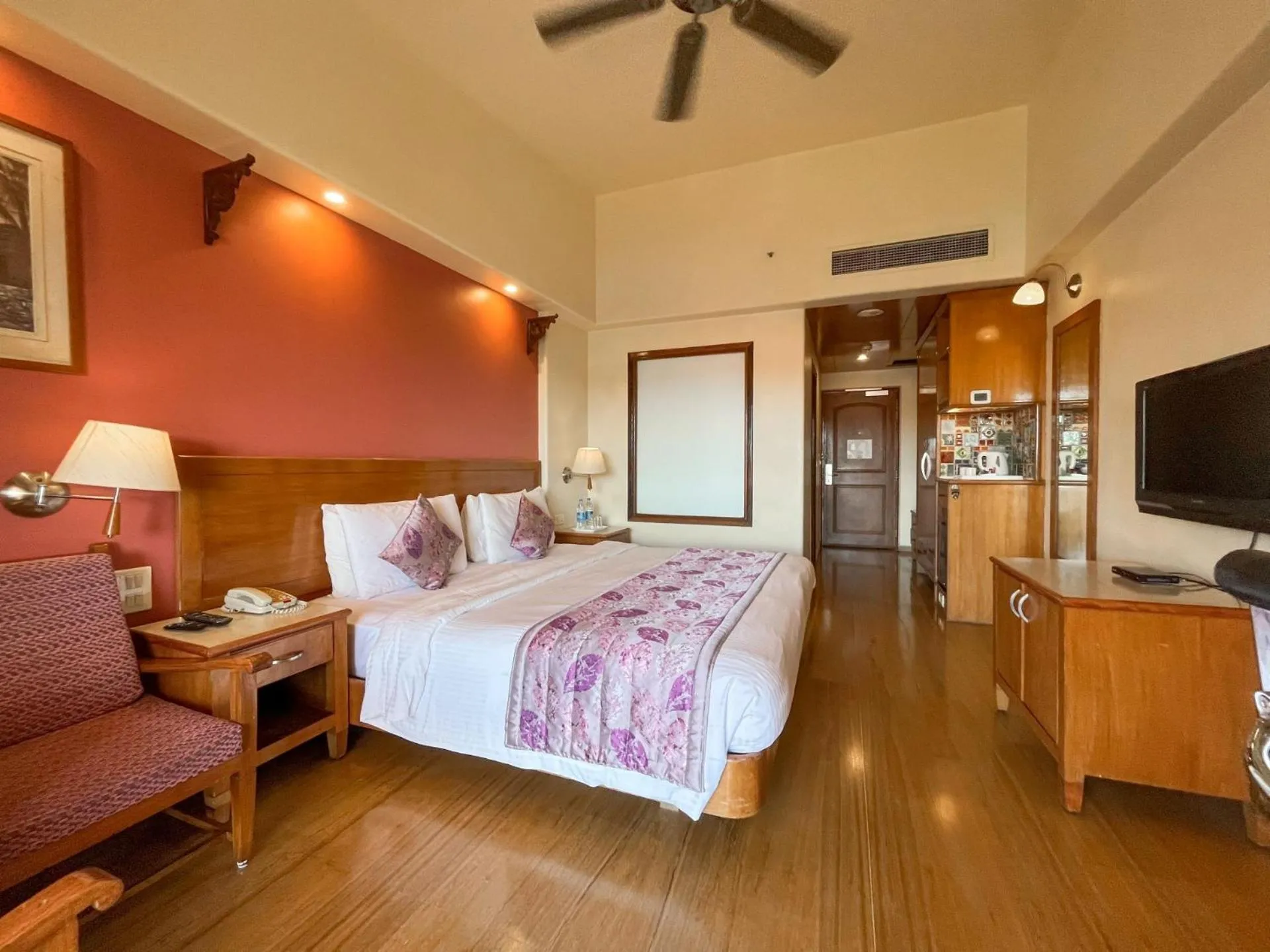 Photo of the whole room, Bed in Acron Candolim Regina