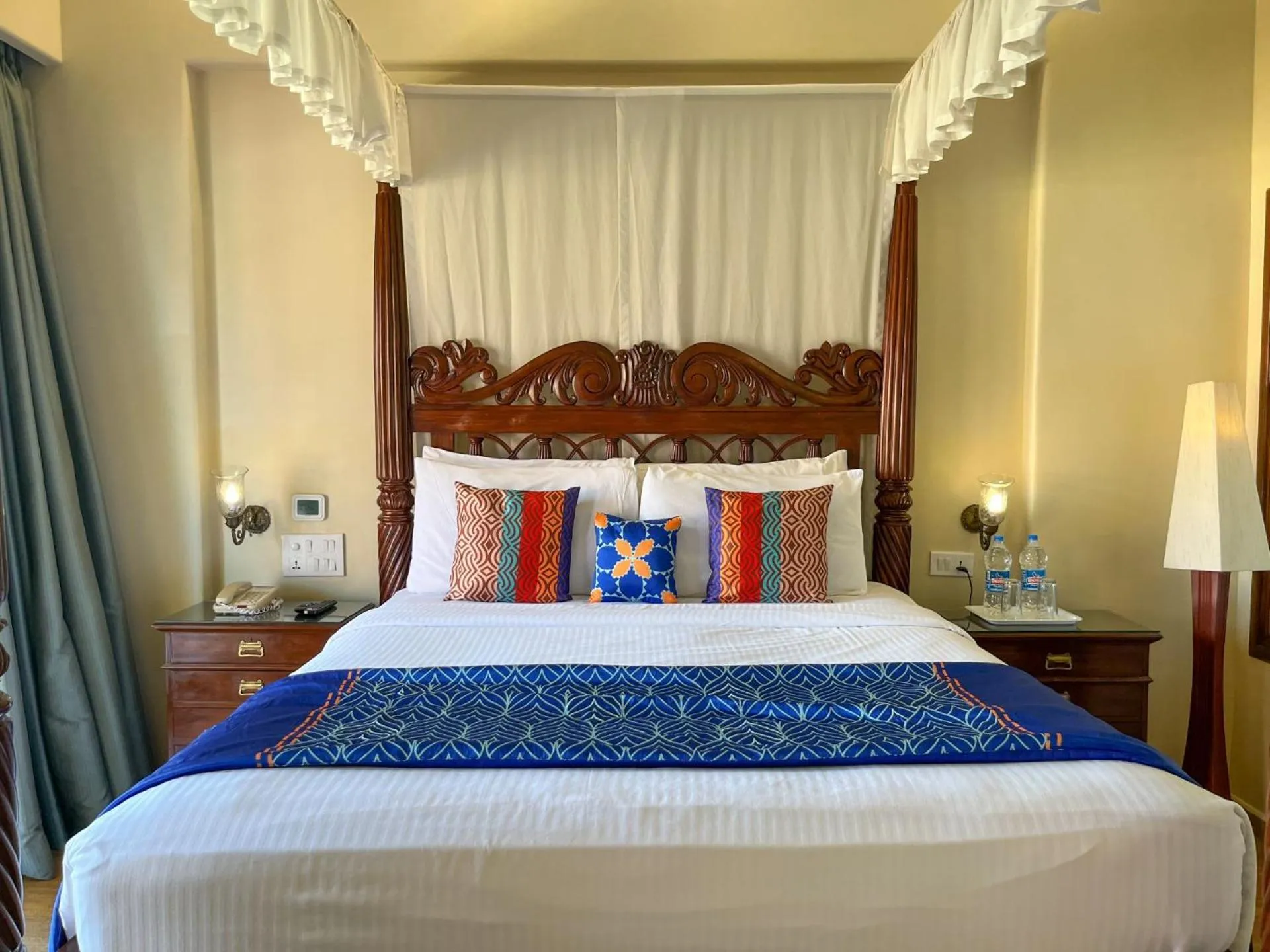 Photo of the whole room, Bed in Acron Candolim Regina