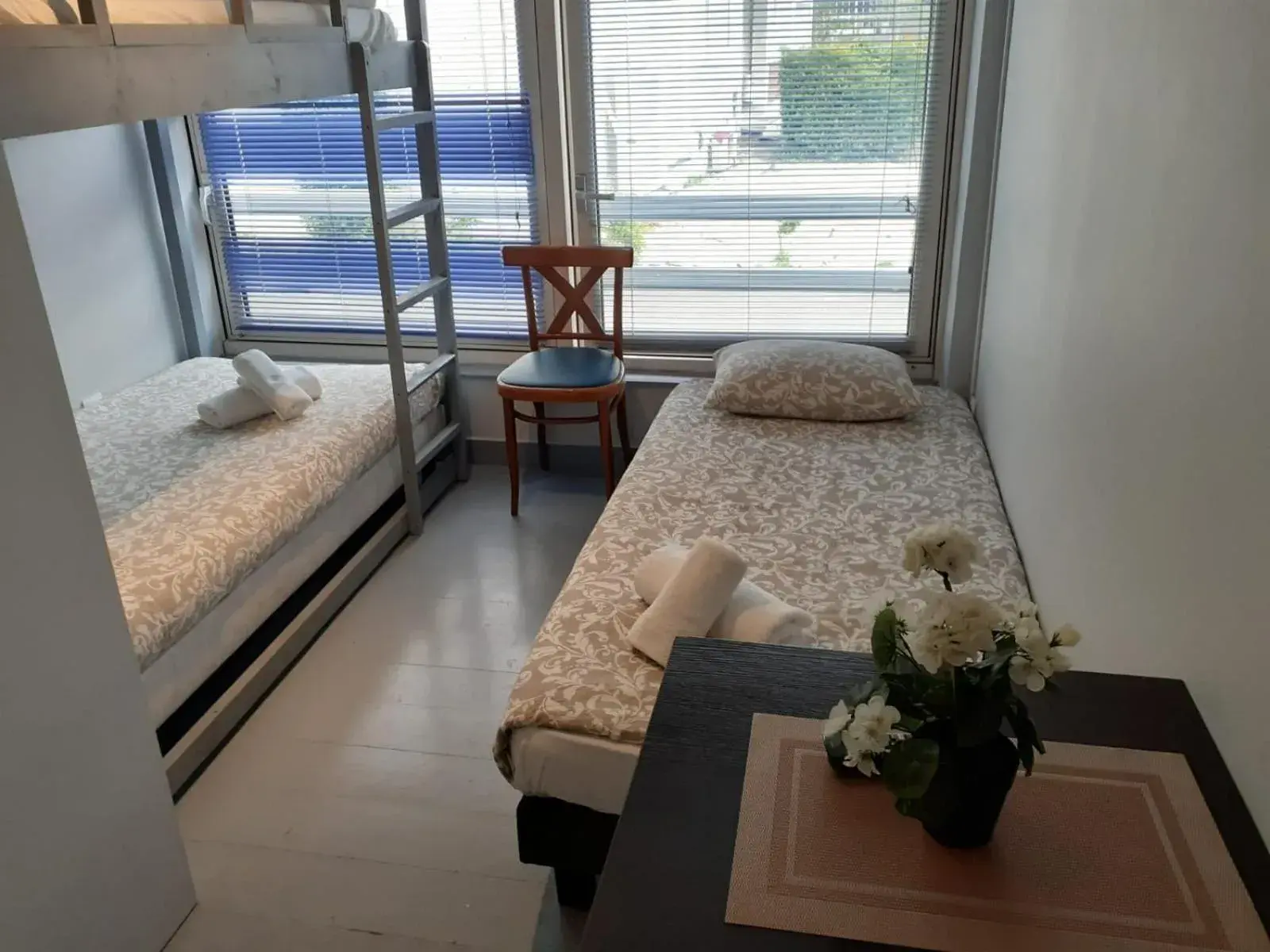 Triple Room with Shared Bathroom and Kitchens in PARIS par trains, AREA, Studios avec salle de bain et kitchenette Privées, OU, chambres avec salles bain et cuisines communes Triple Room with Shared Bathroom and Kitchens in PARIS par trains, AREA, Studios avec salle de bain et kitchenette Privées, OU, chambres avec salles bain et cuisines communes