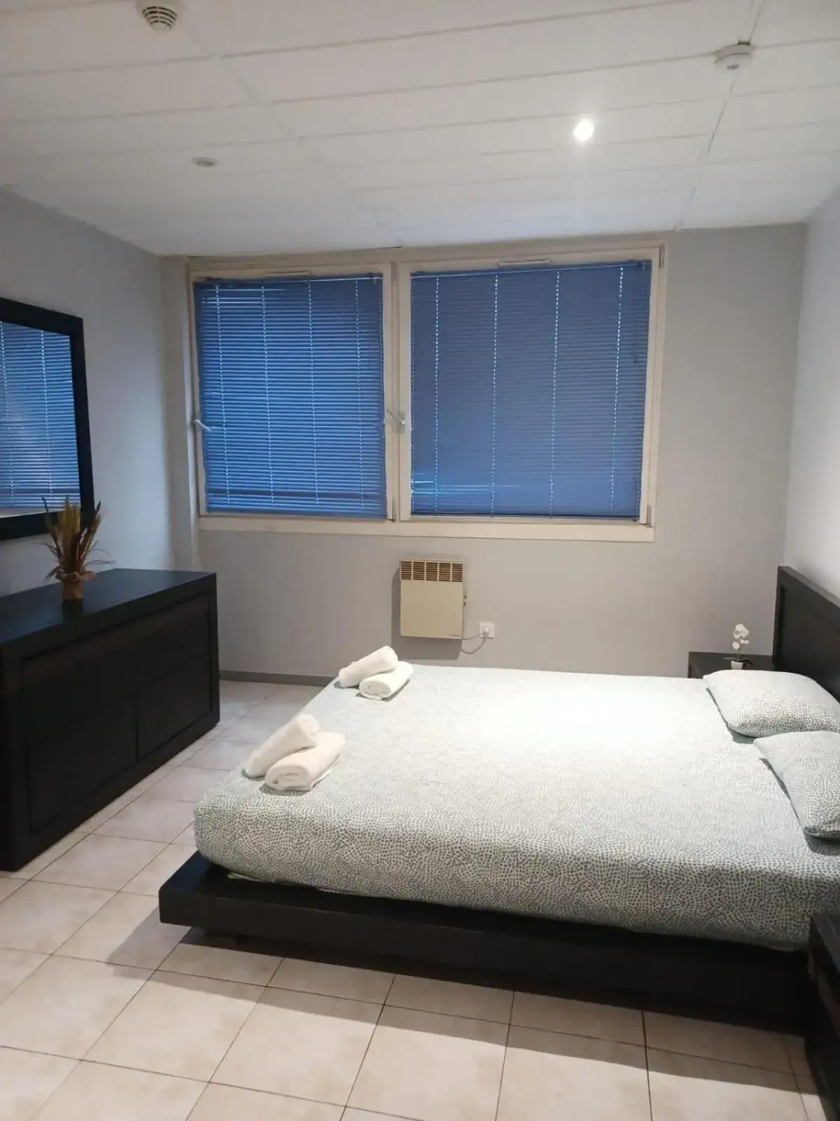 Double or Twin Room with Shared Bathroom and Kitchens in PARIS par trains, AREA, Studios avec salle de bain et kitchenette Privées, OU, chambres avec salles bain et cuisines communes Double or Twin Room with Shared Bathroom and Kitchens in PARIS par trains, AREA, Studios avec salle de bain et kitchenette Privées, OU, chambres avec salles bain et cuisines communes