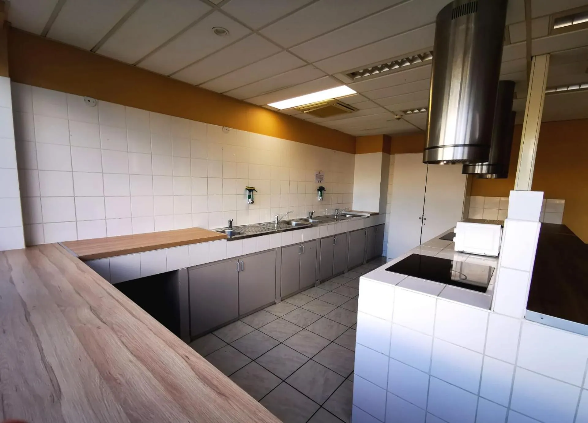 Communal kitchen in PARIS par trains, AREA, Studios avec salle de bain et kitchenette Privées, OU, chambres avec salles bain et cuisines communes