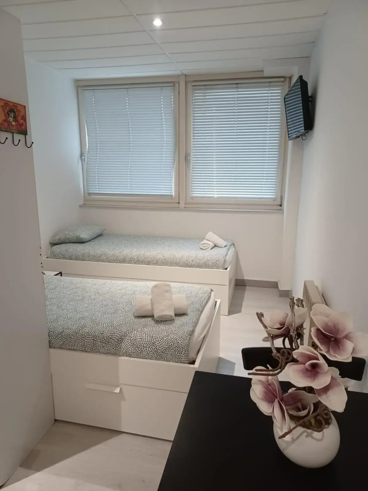 Double or Twin Room with Shared Bathroom and Kitchens in PARIS par trains, AREA, Studios avec salle de bain et kitchenette Privées, OU, chambres avec salles bain et cuisines communes Double or Twin Room with Shared Bathroom and Kitchens in PARIS par trains, AREA, Studios avec salle de bain et kitchenette Privées, OU, chambres avec salles bain et cuisines communes