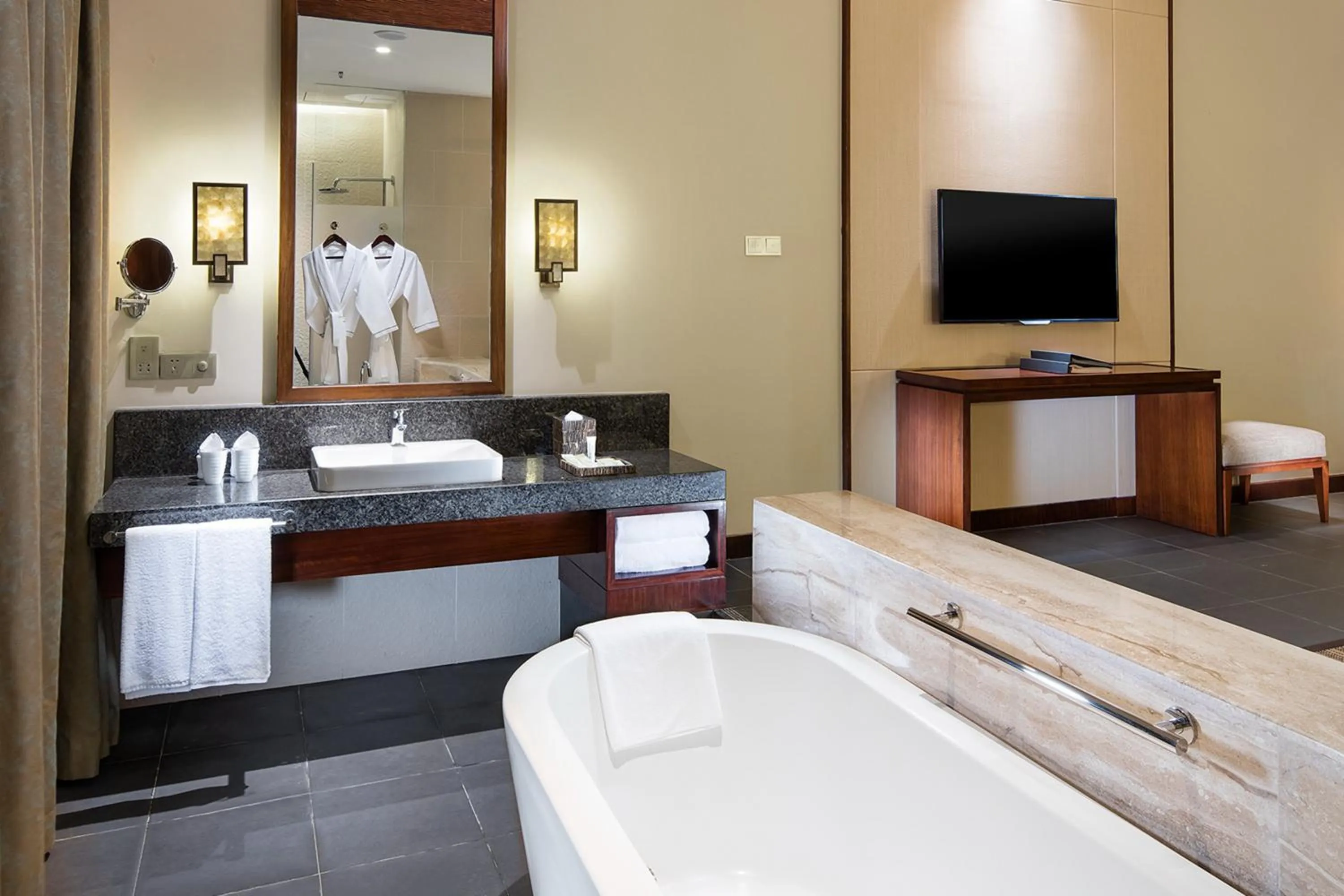 Bathroom, Bed in Hilton Sanya Yalong Bay Resort & Spa