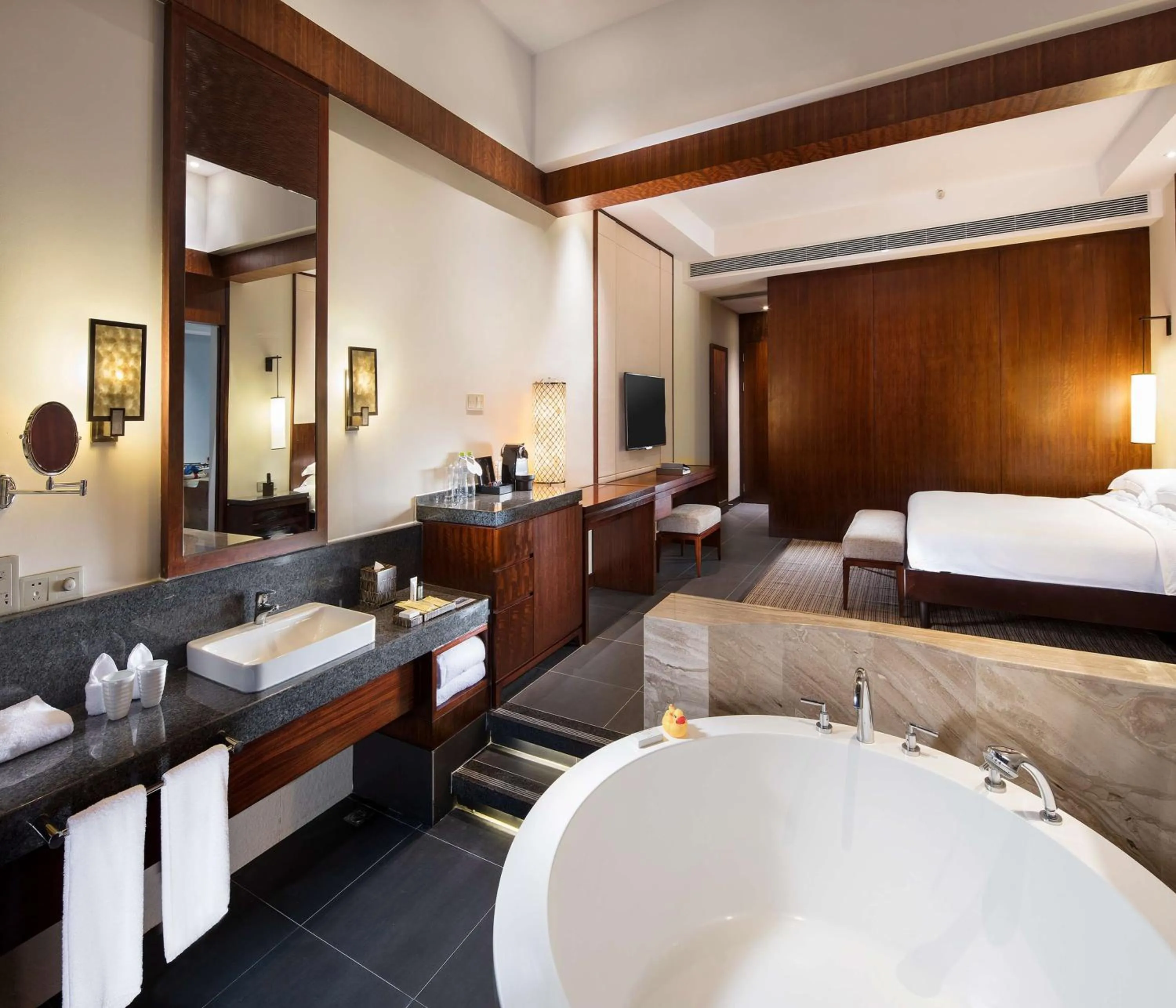Bathroom, Bed in Hilton Sanya Yalong Bay Resort & Spa