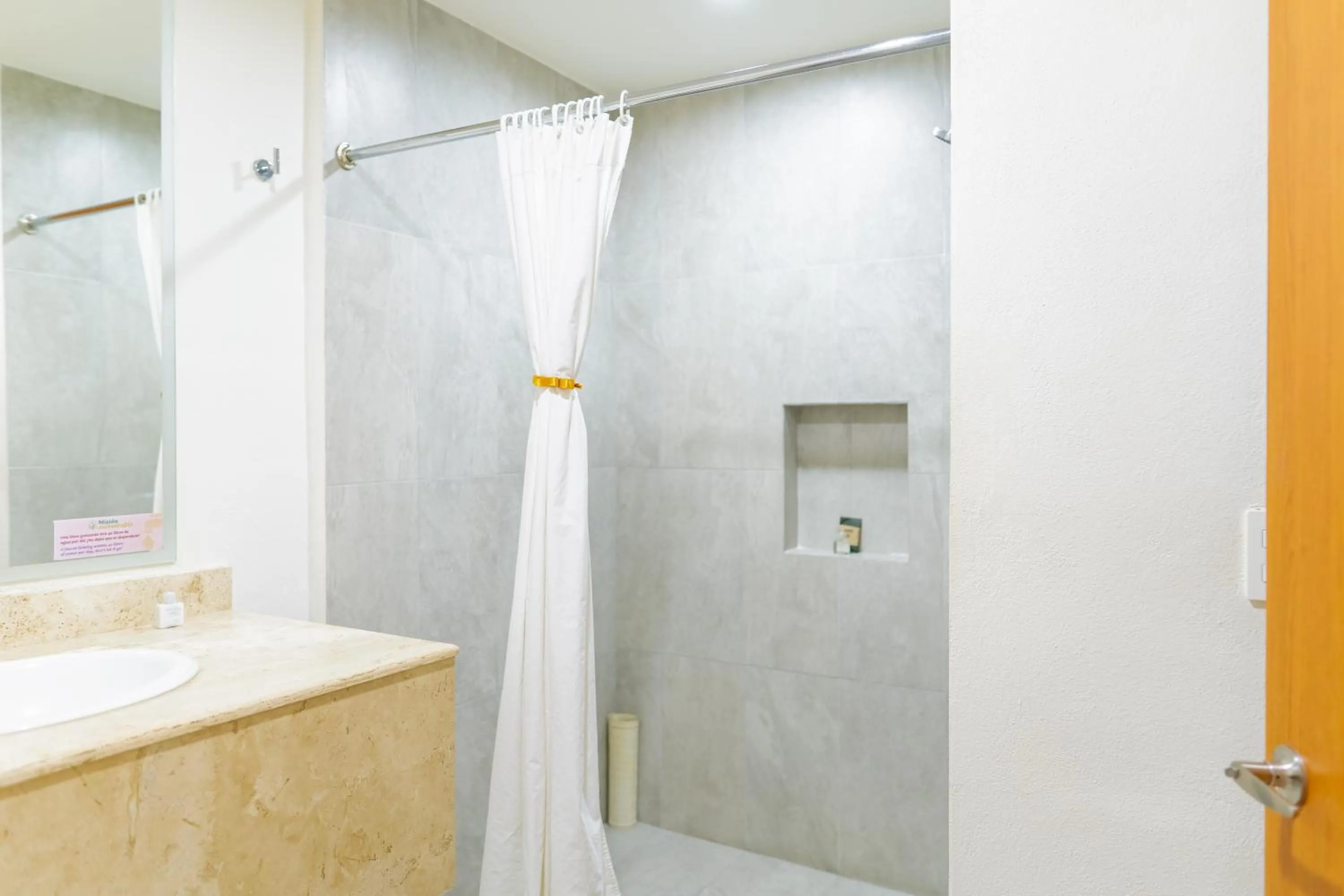 Shower in Mision Puebla Angelopolis