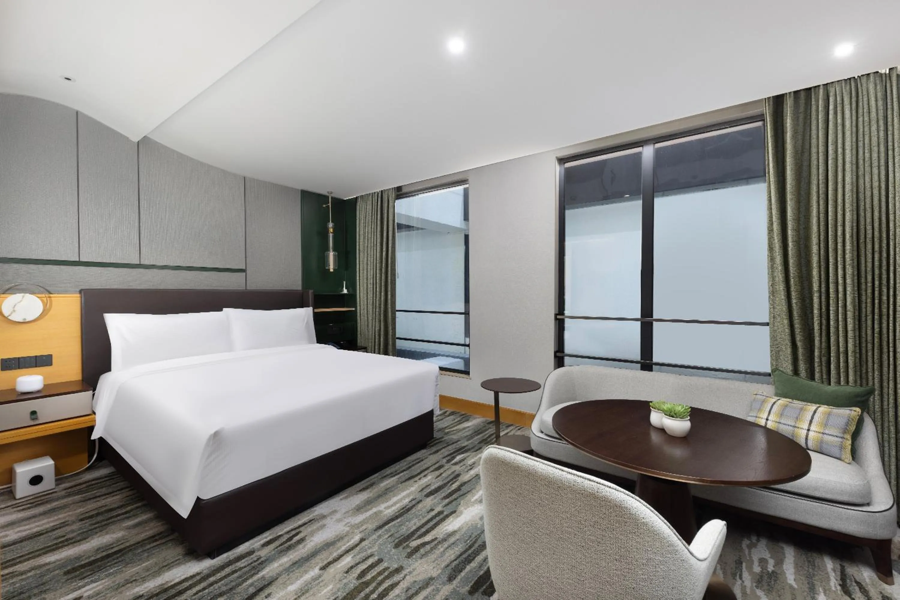 Photo of the whole room, Bed in Hilton Shanghai Hongqiao