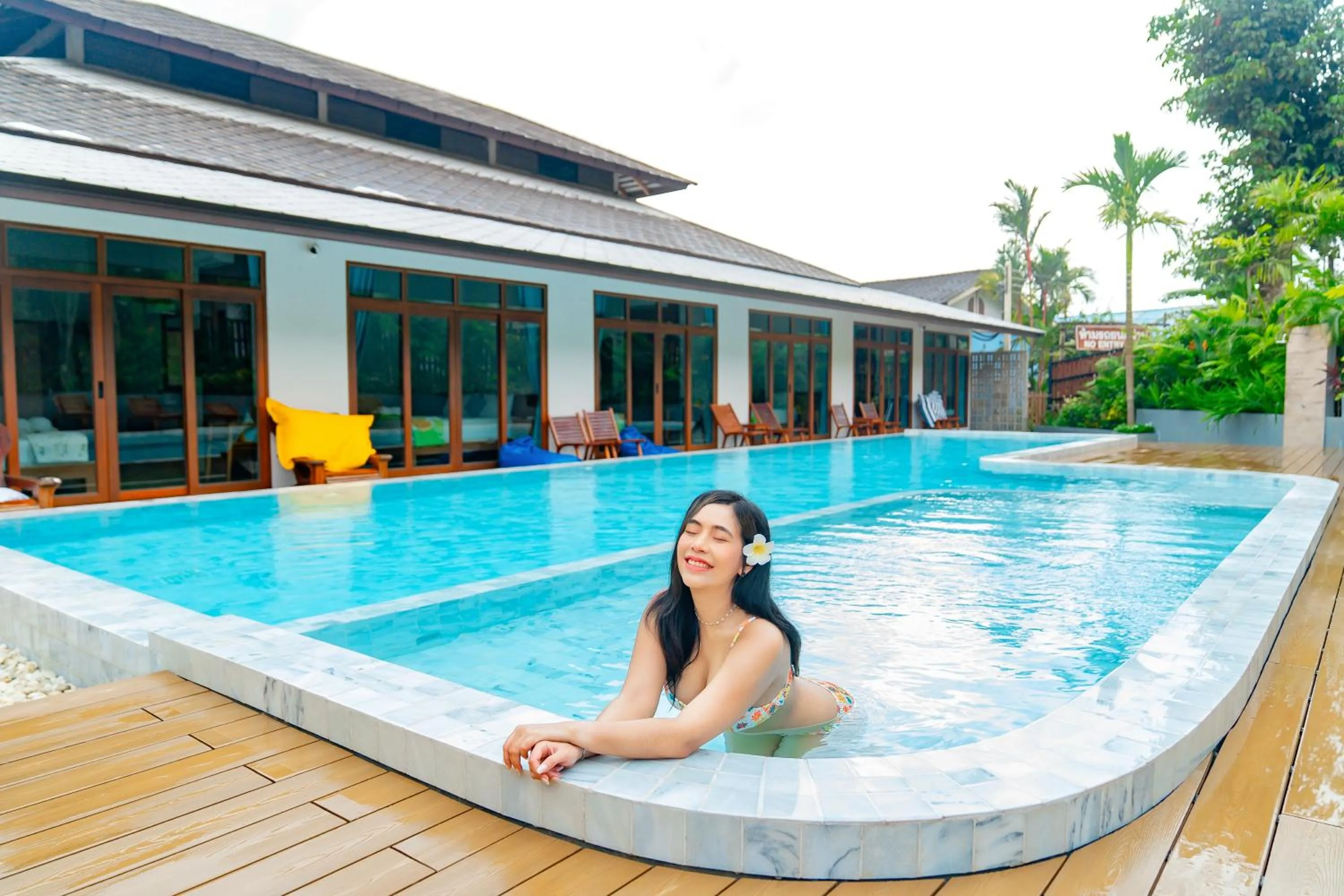 Swimming pool in Salakphet Resort