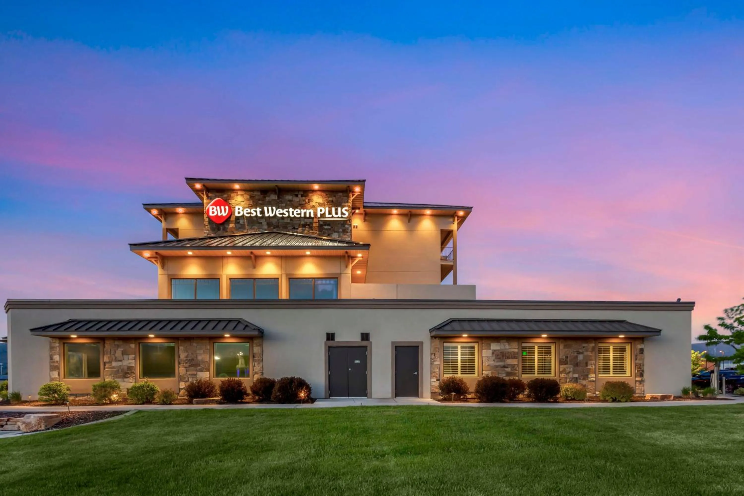 Property building in Best Western Plus Heber Valley Hotel
