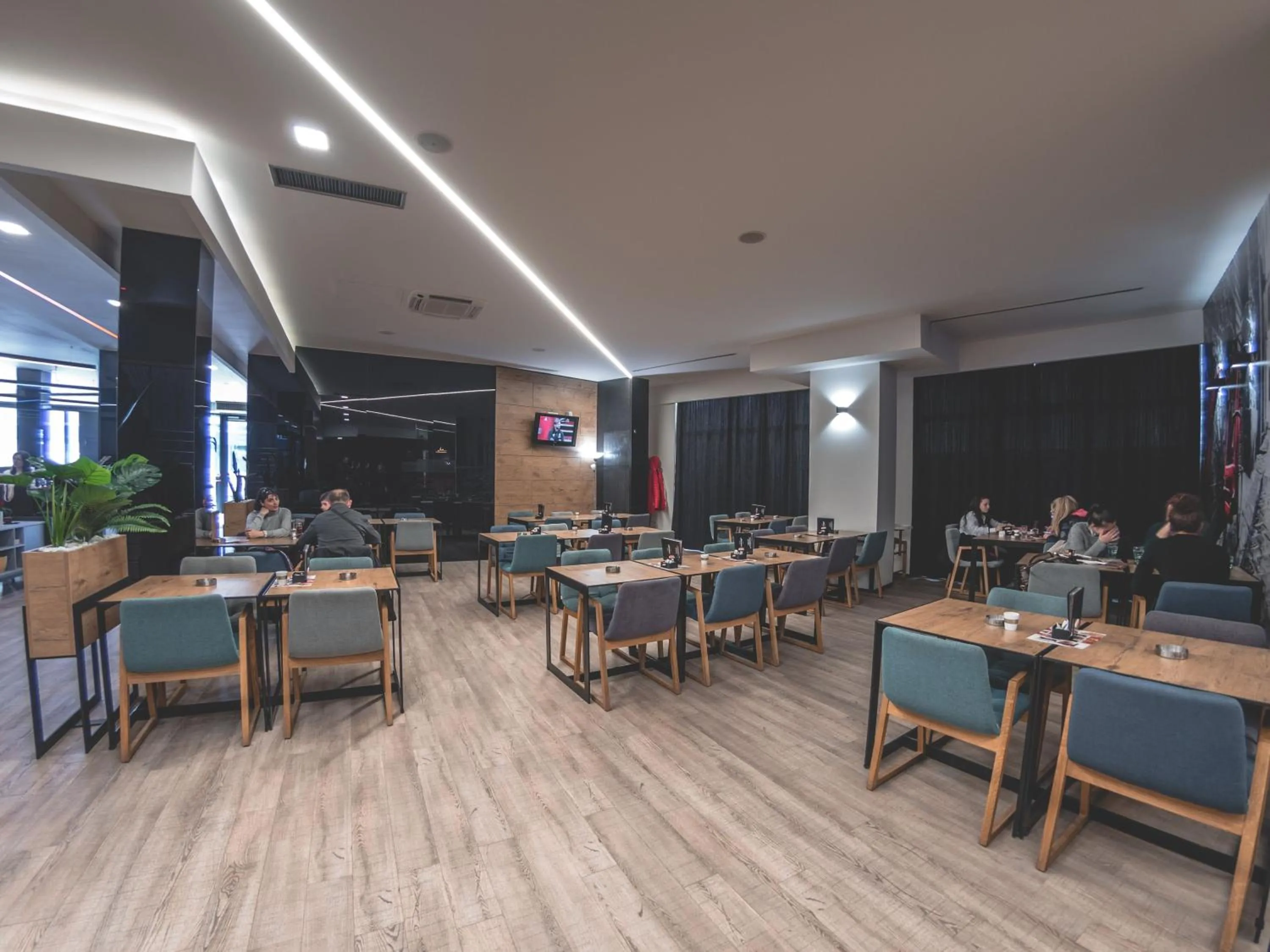 Restaurant/places to eat in Orange Hotel