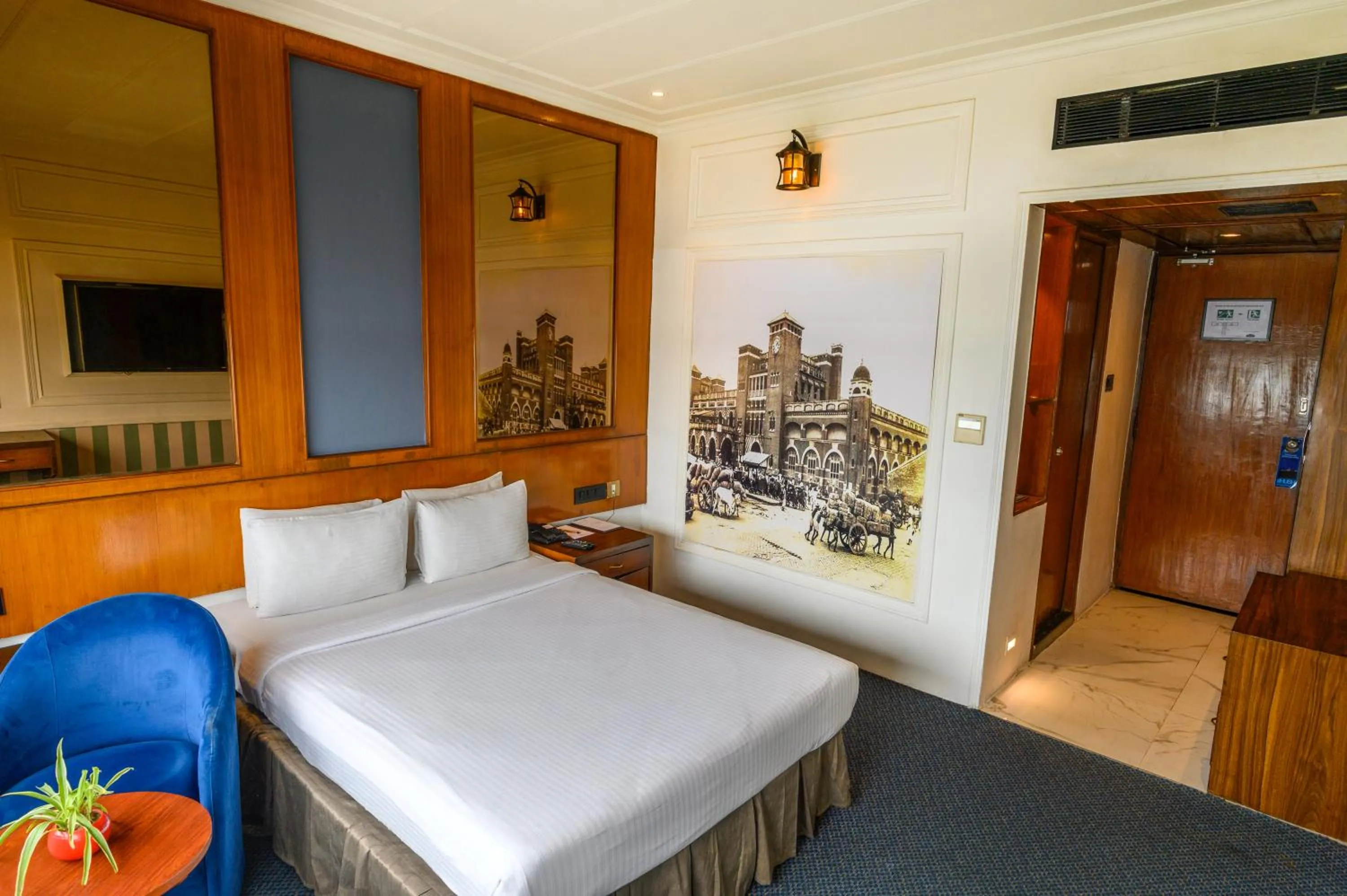 Bed in Polo Floatel Kolkata