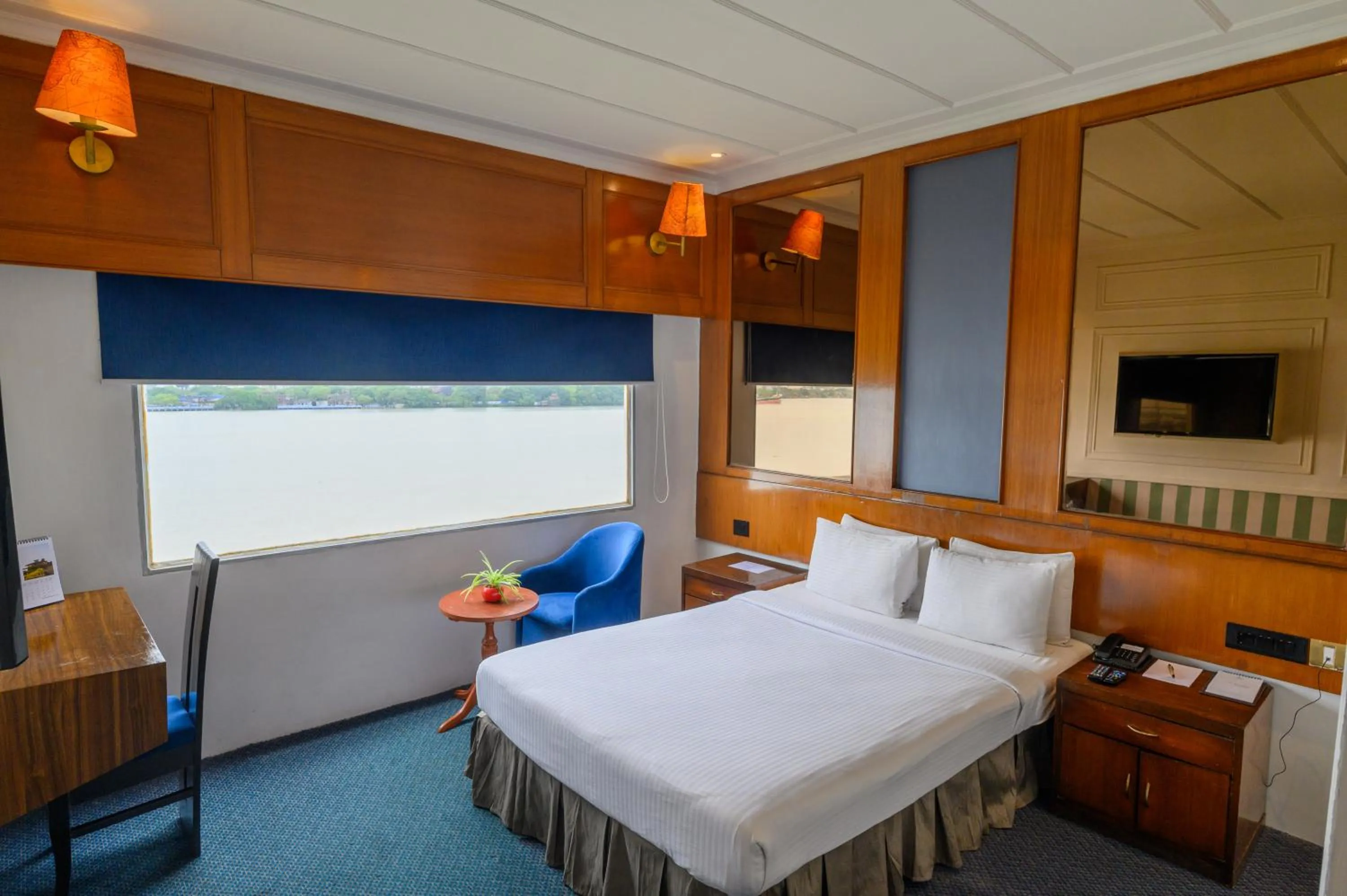 Bed in Polo Floatel Kolkata