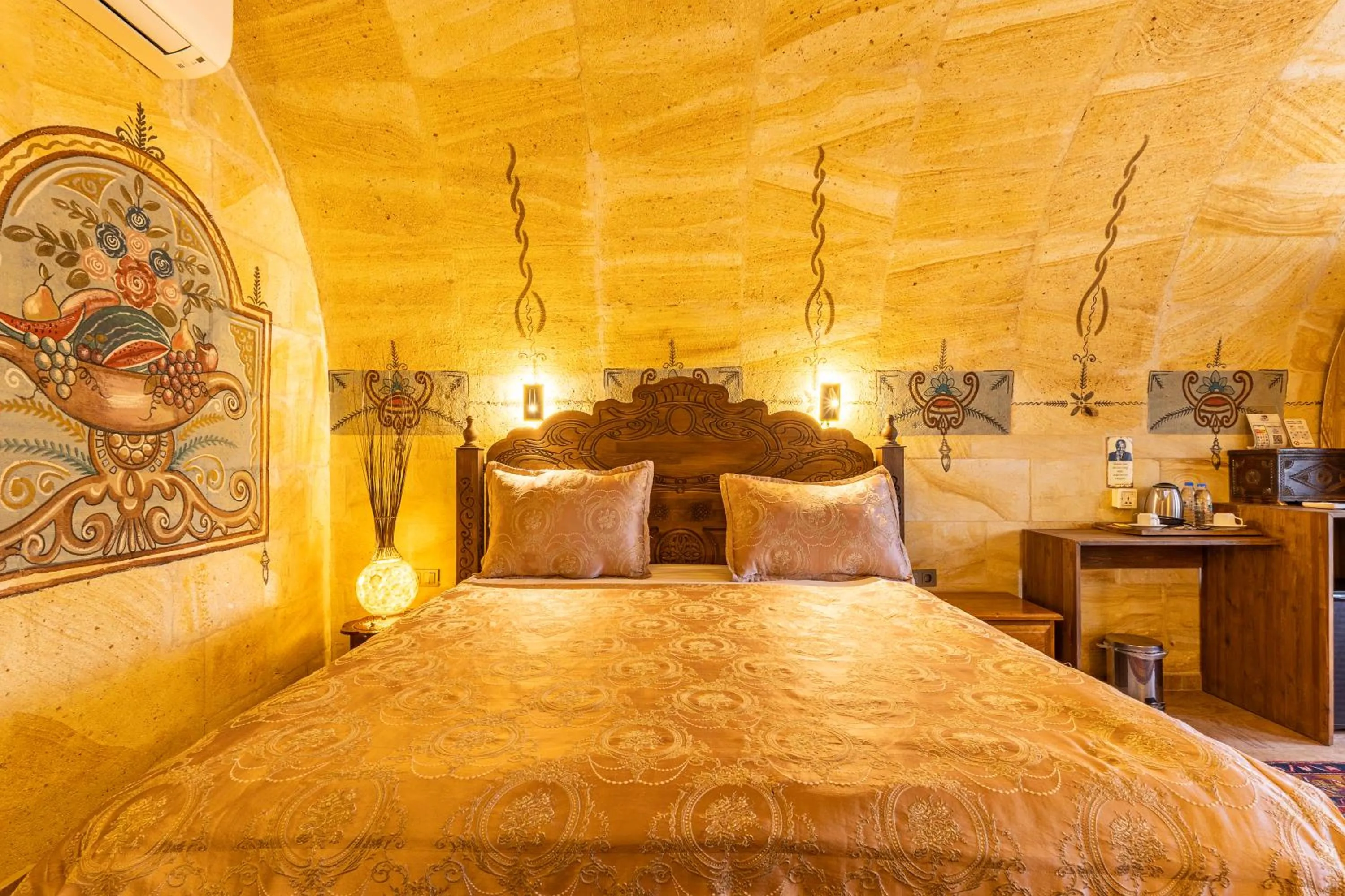 Photo of the whole room, Bed in Walnut House