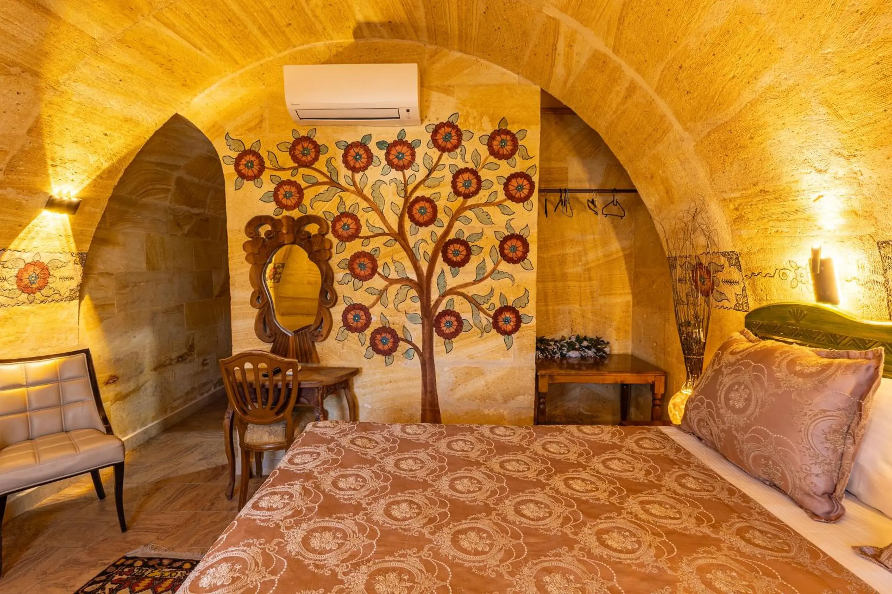 Double Room with Balcony in Walnut House Double Room with Balcony in Walnut House