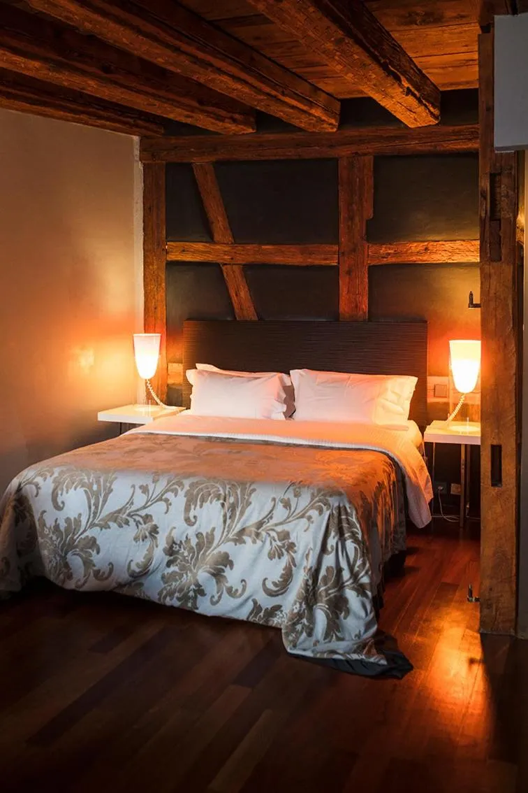 Bed in Le B. Suites, Chambres & Restaurant