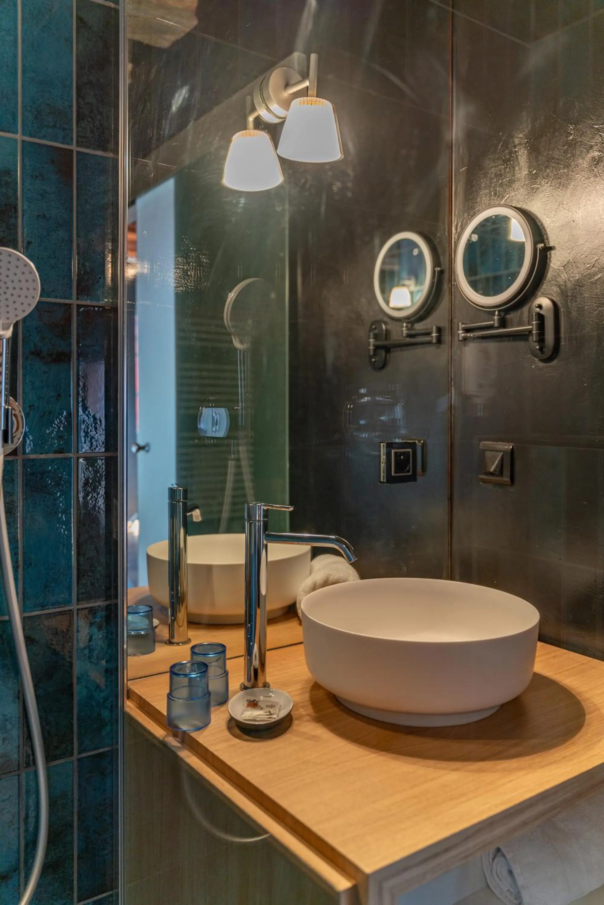 Shower in Le B. Suites, Chambres & Restaurant