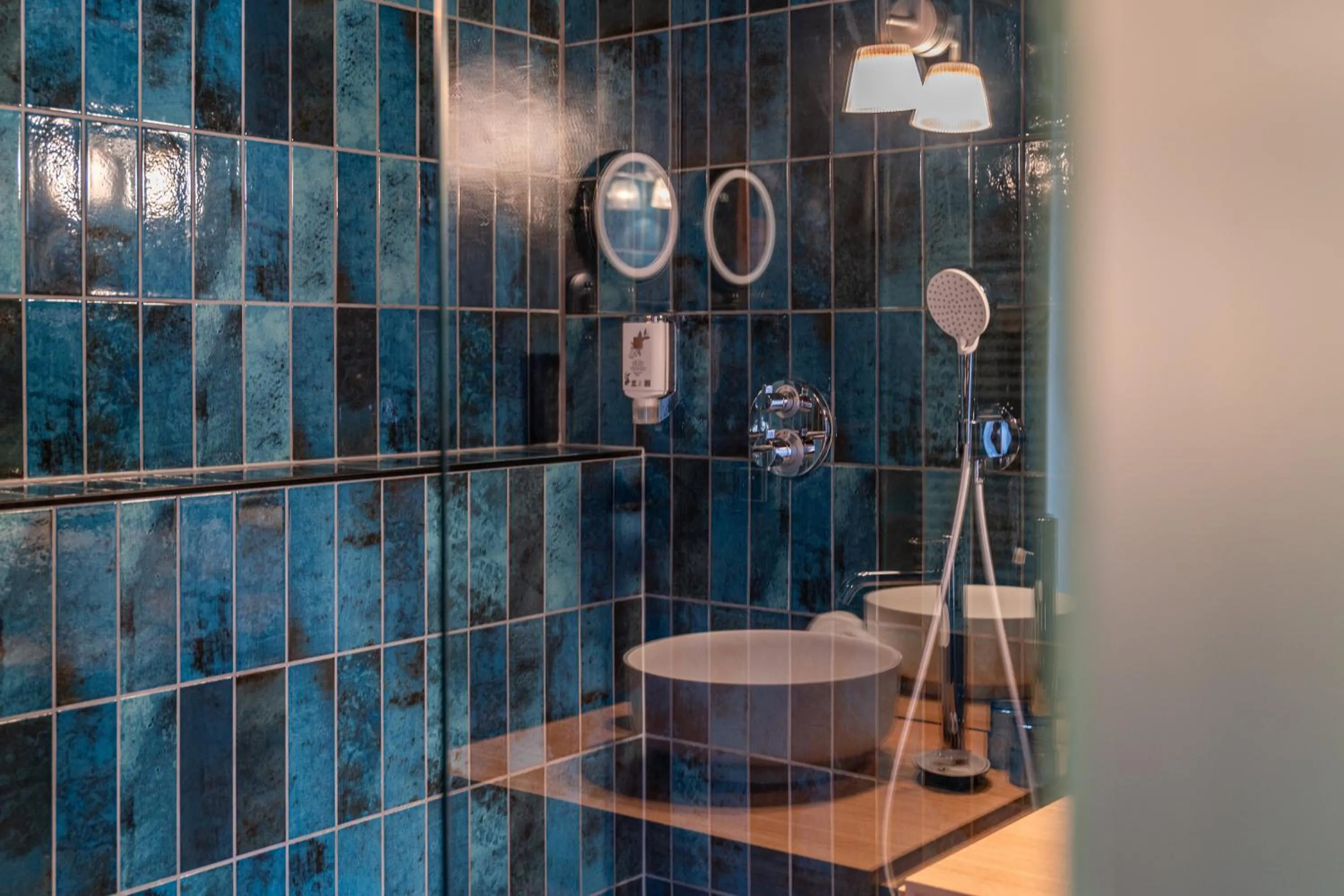 Shower in Le B. Suites, Chambres & Restaurant