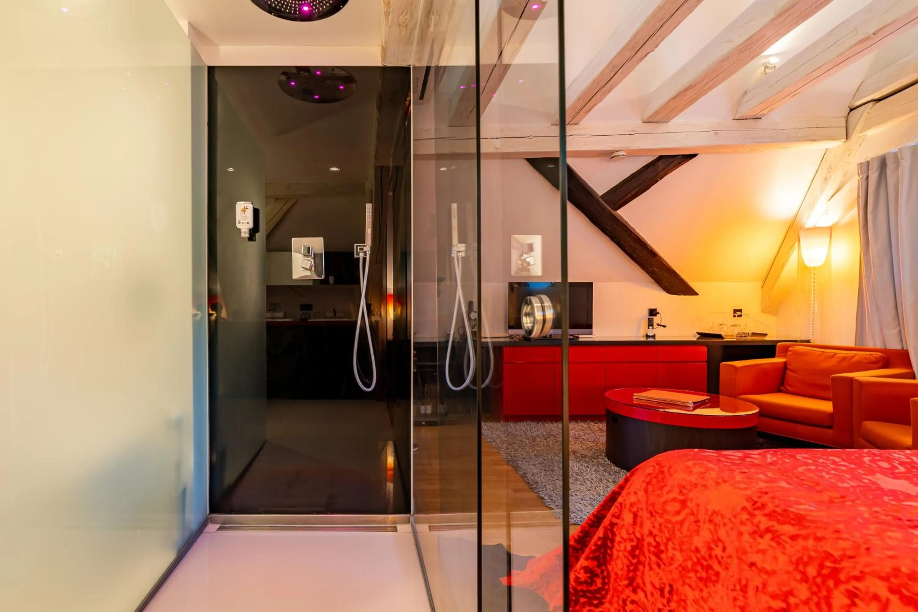 Shower, Bed in Le B. Suites, Chambres & Restaurant
