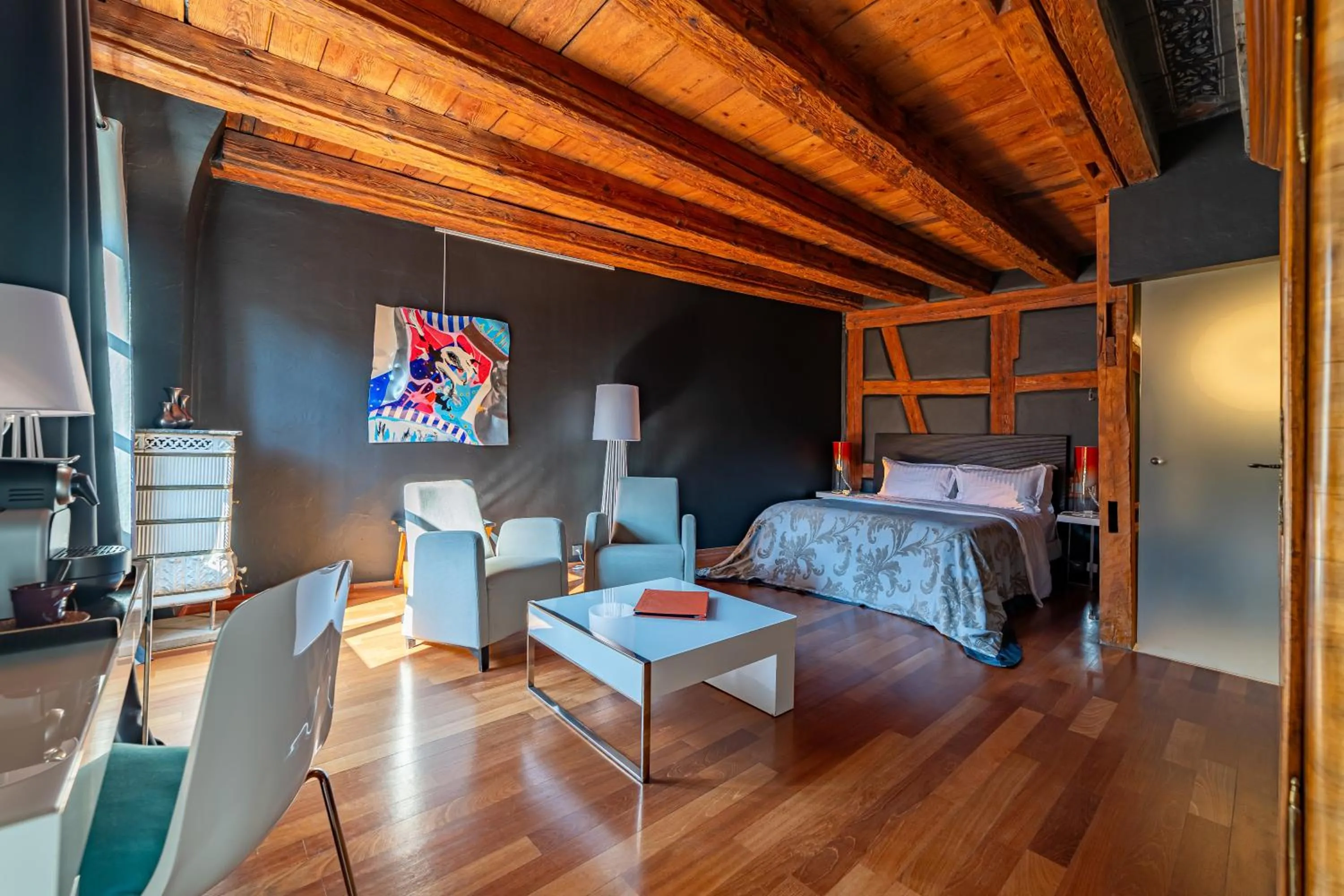 Property building, Bed in Le B. Suites, Chambres & Restaurant