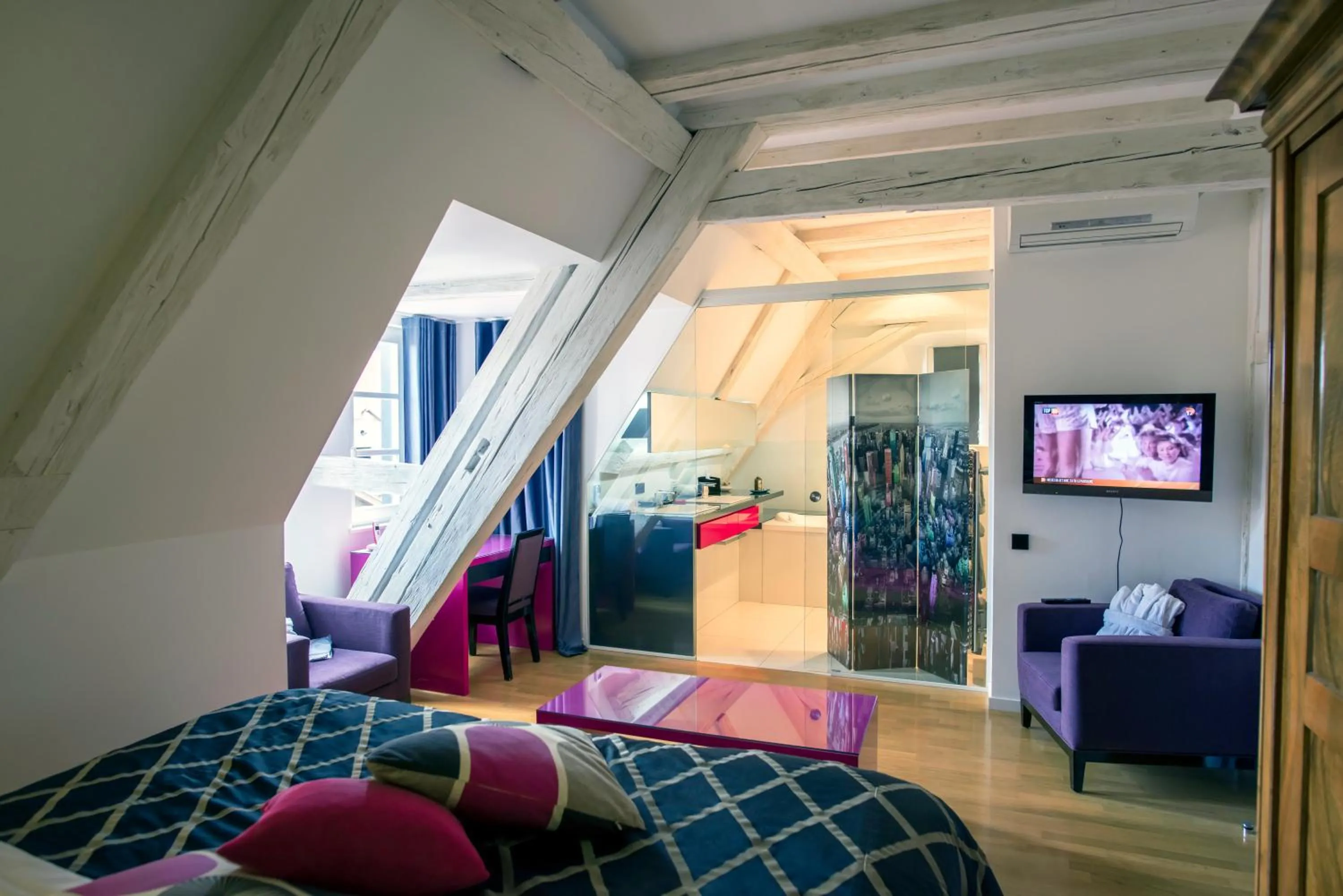 Property building, Bed in Le B. Suites, Chambres & Restaurant