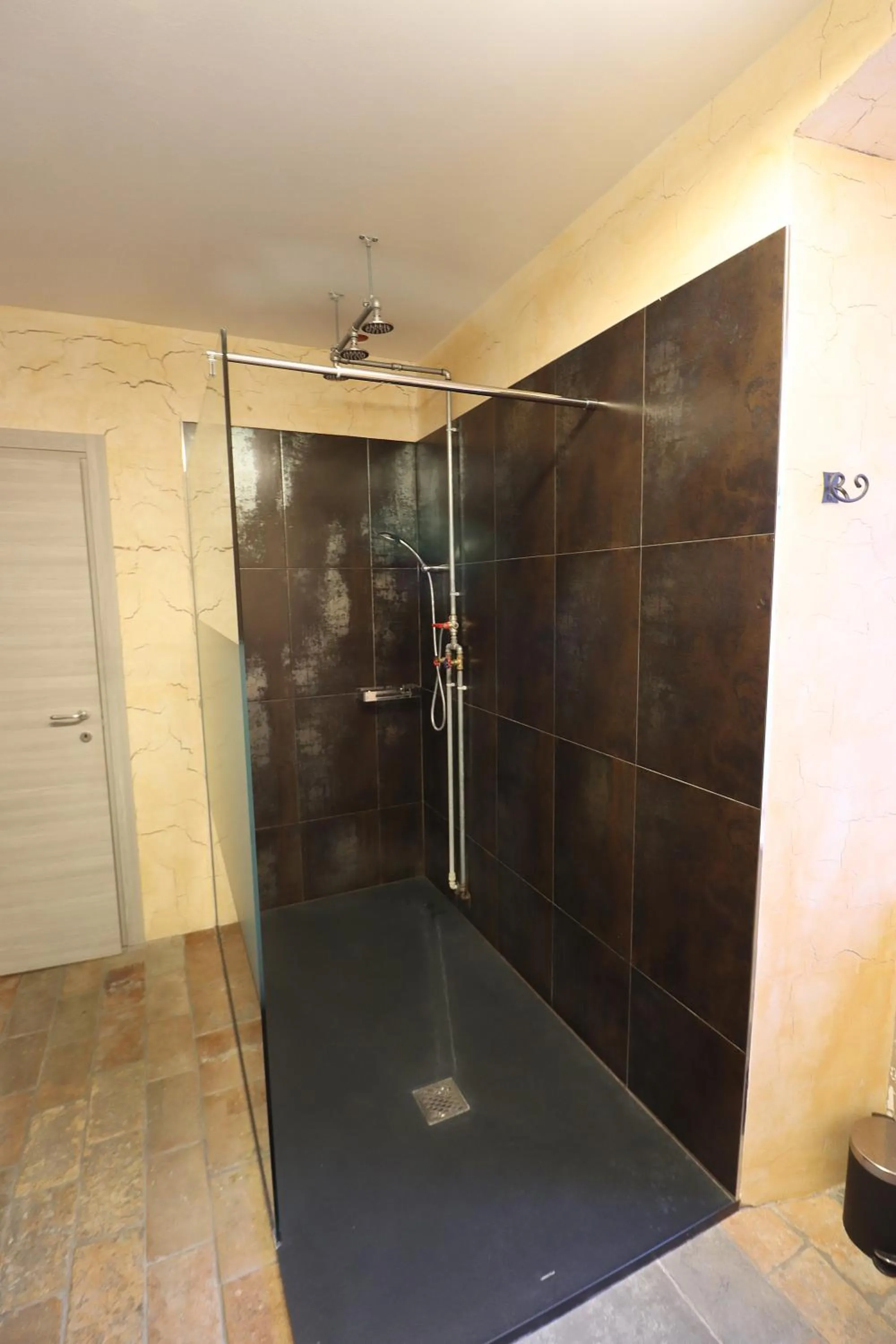 Shower in Thematic Rooms - AThema Atmosphere