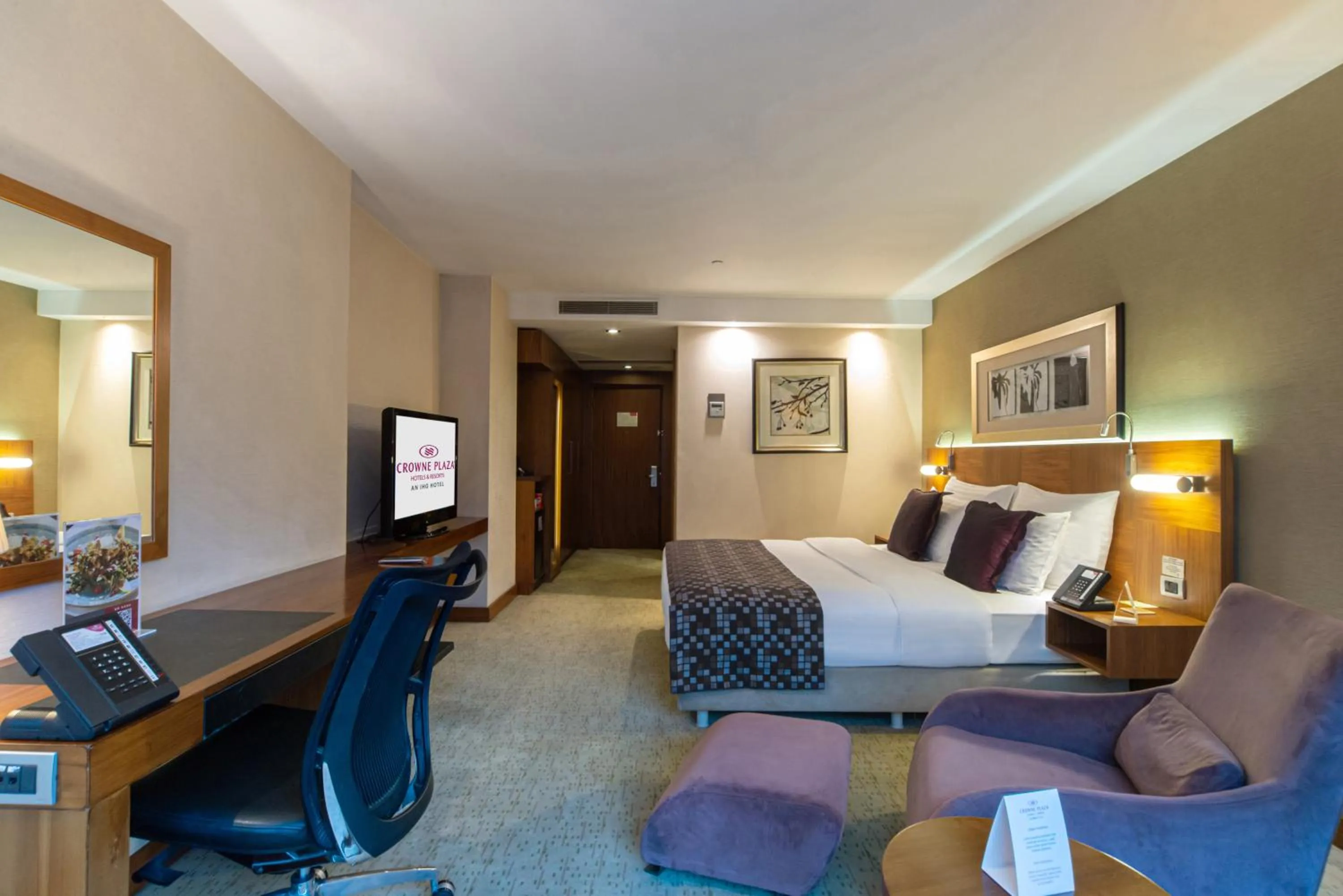 Photo of the whole room, Bed in Crowne Plaza Istanbul Harbiye by IHG