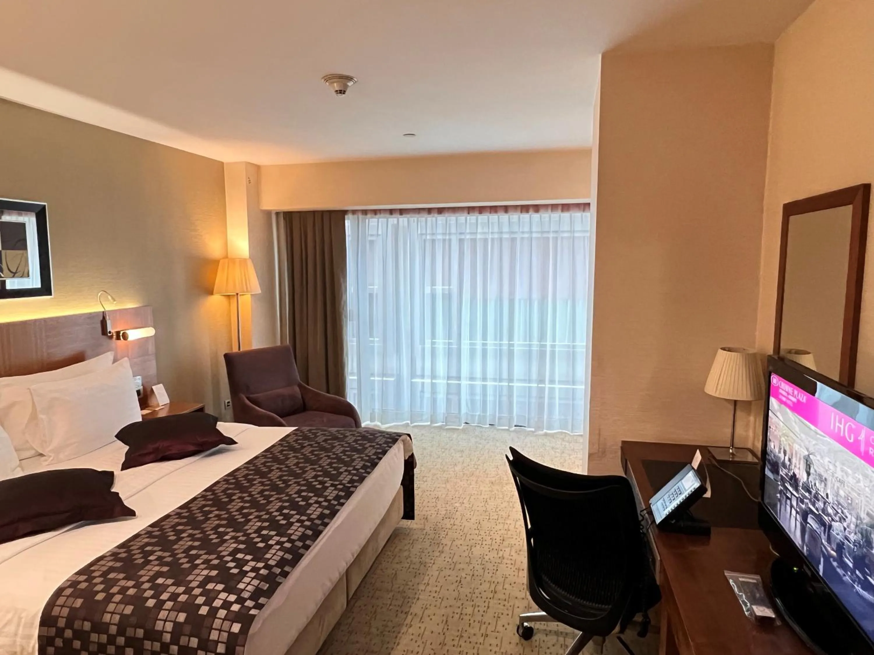 Photo of the whole room, Bed in Crowne Plaza Istanbul Harbiye by IHG