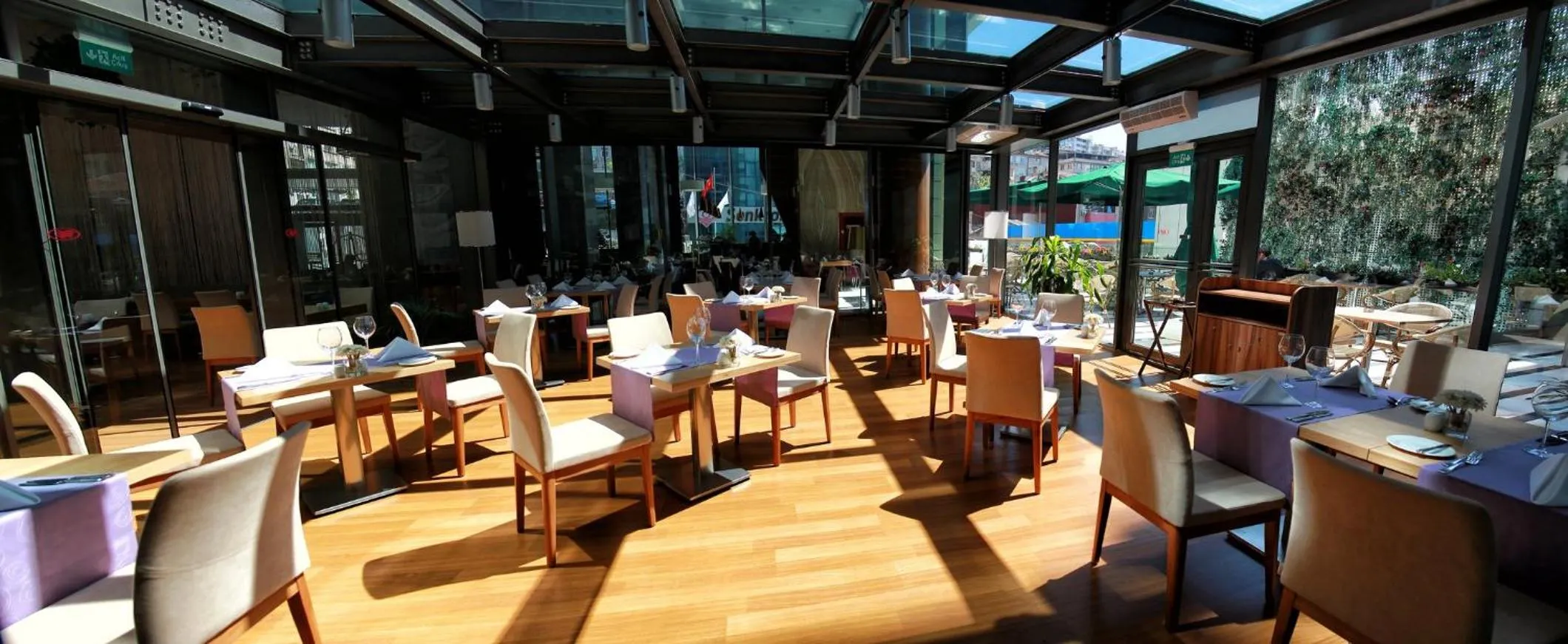 Restaurant/places to eat in Crowne Plaza Istanbul Harbiye by IHG