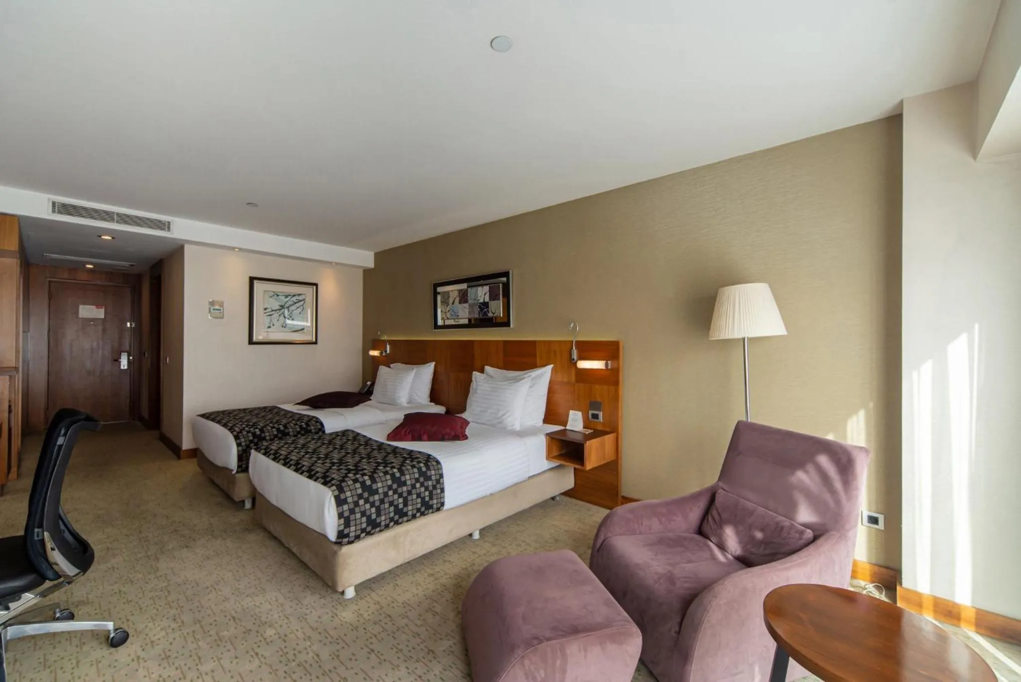 Photo of the whole room, Bed in Crowne Plaza Istanbul Harbiye by IHG