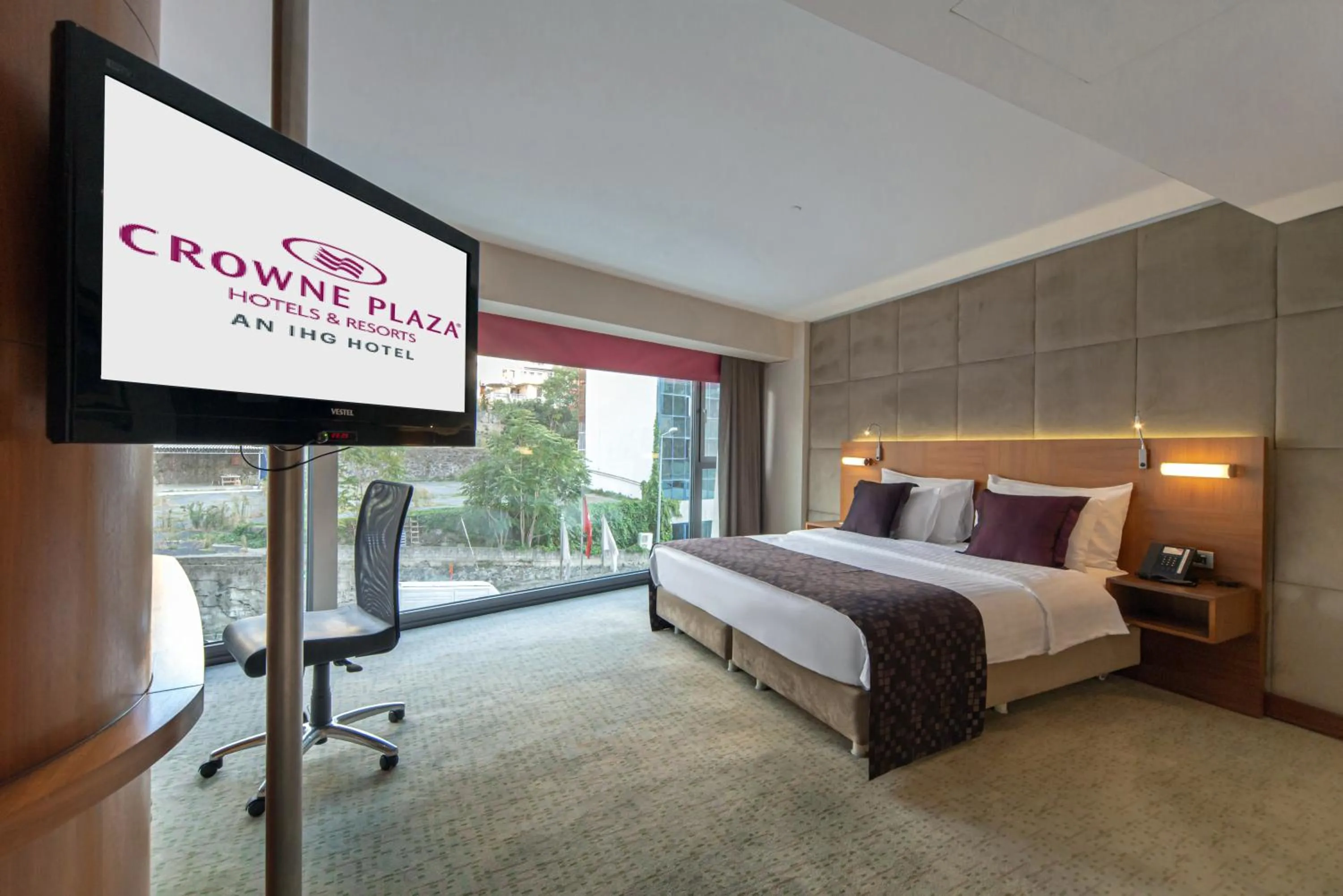 Communal lounge/ TV room, Bed in Crowne Plaza Istanbul Harbiye by IHG
