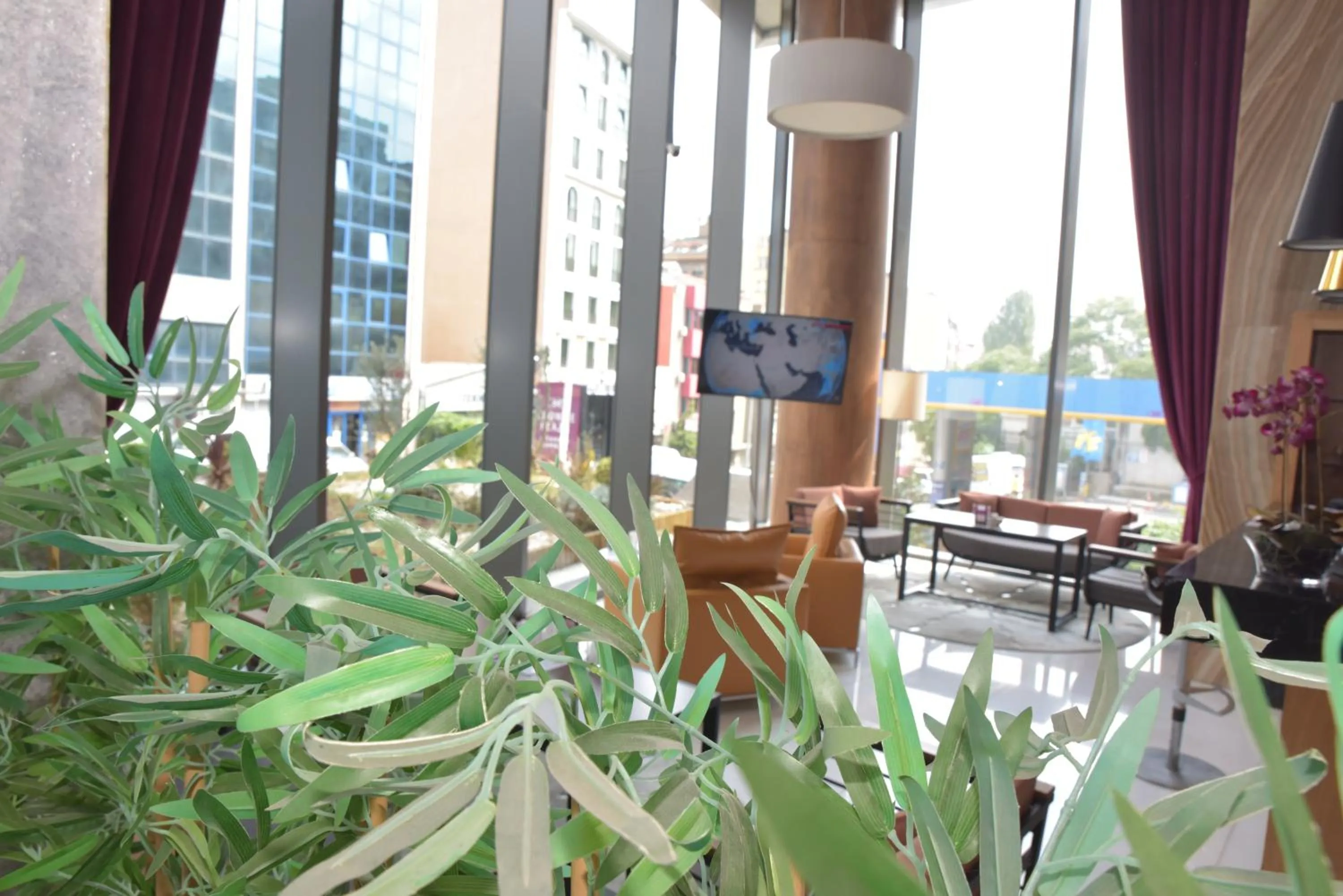 Lounge or bar in Crowne Plaza Istanbul Harbiye by IHG