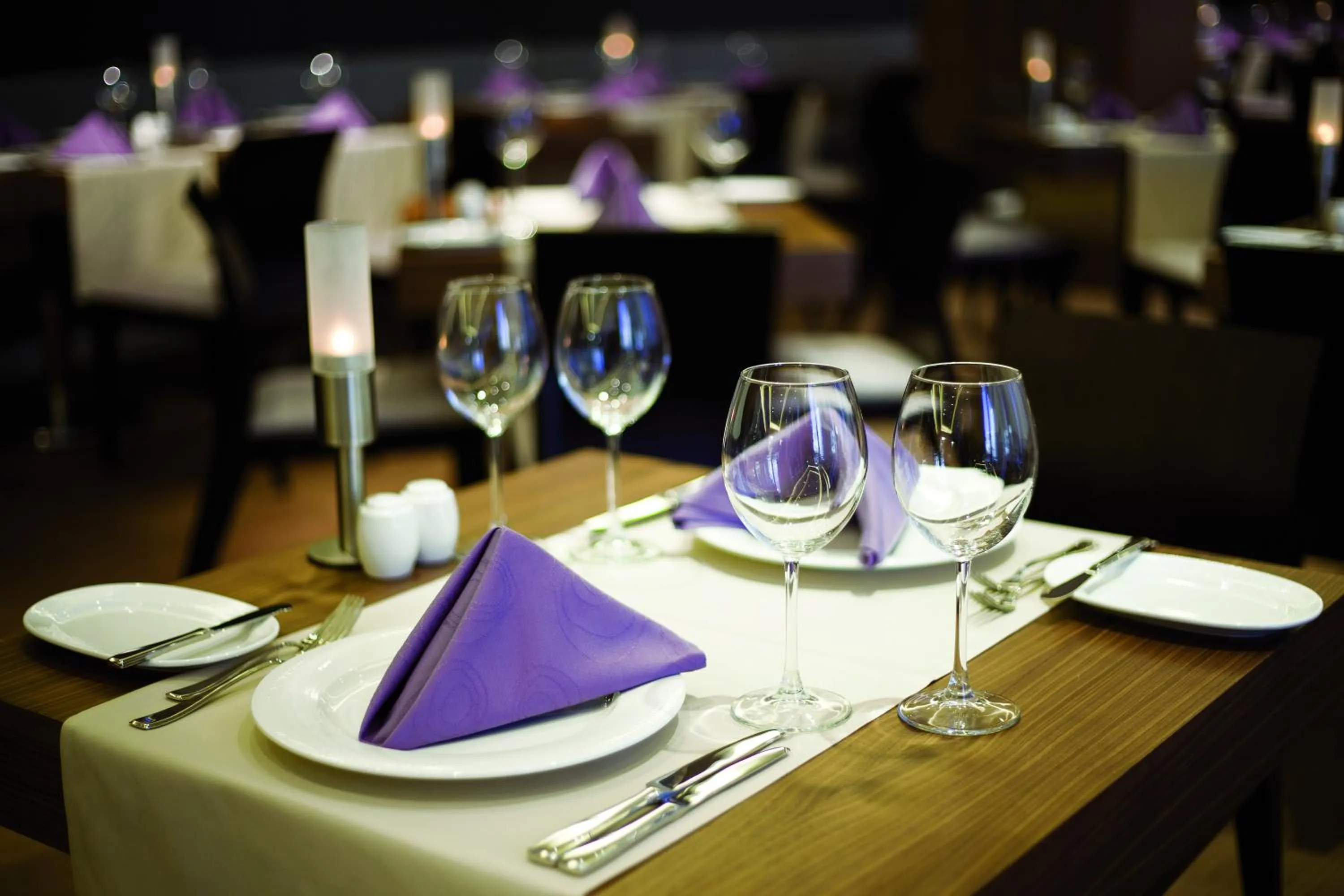 Restaurant/places to eat in Crowne Plaza Istanbul Harbiye by IHG