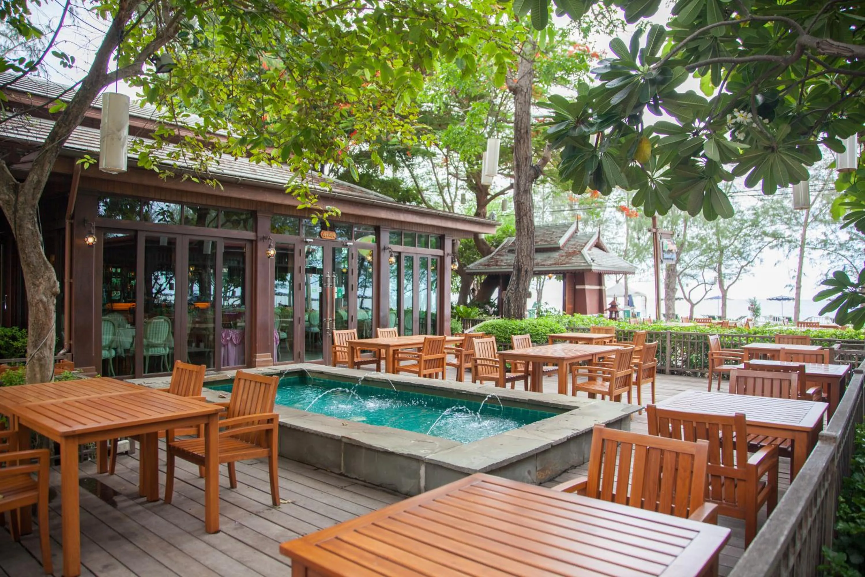 Restaurant/places to eat in Raya Resort Beach front - The Most Green Resort in Cha-am