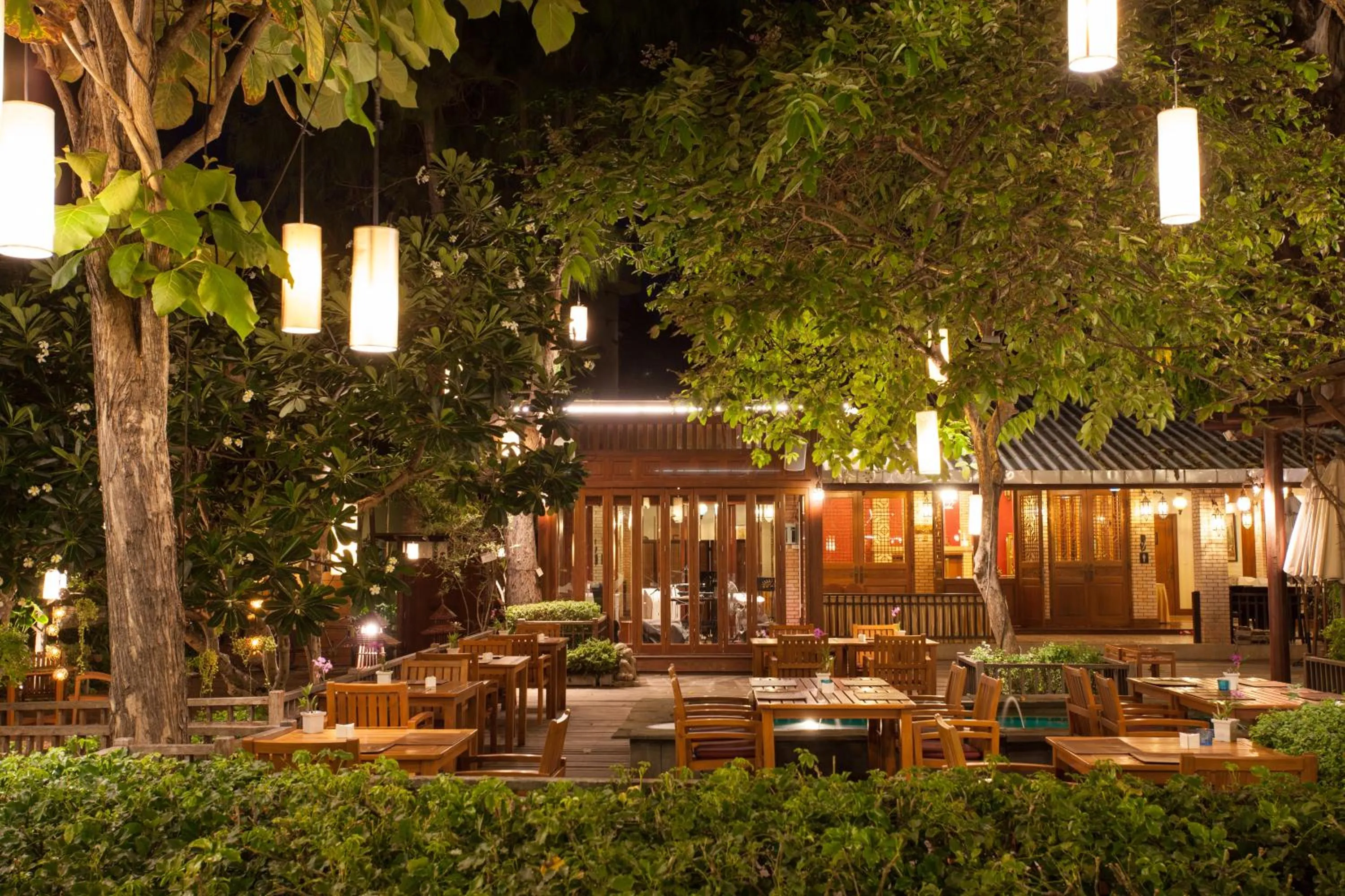 Restaurant/places to eat in Raya Resort Beach front - The Most Green Resort in Cha-am