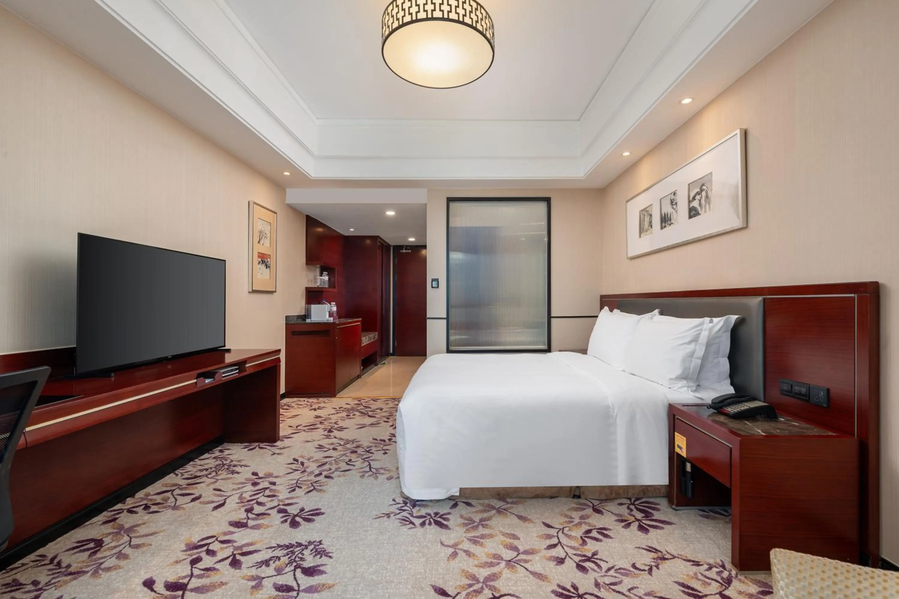 Photo of the whole room, Bed in DoubleTree By Hilton Wuxi
