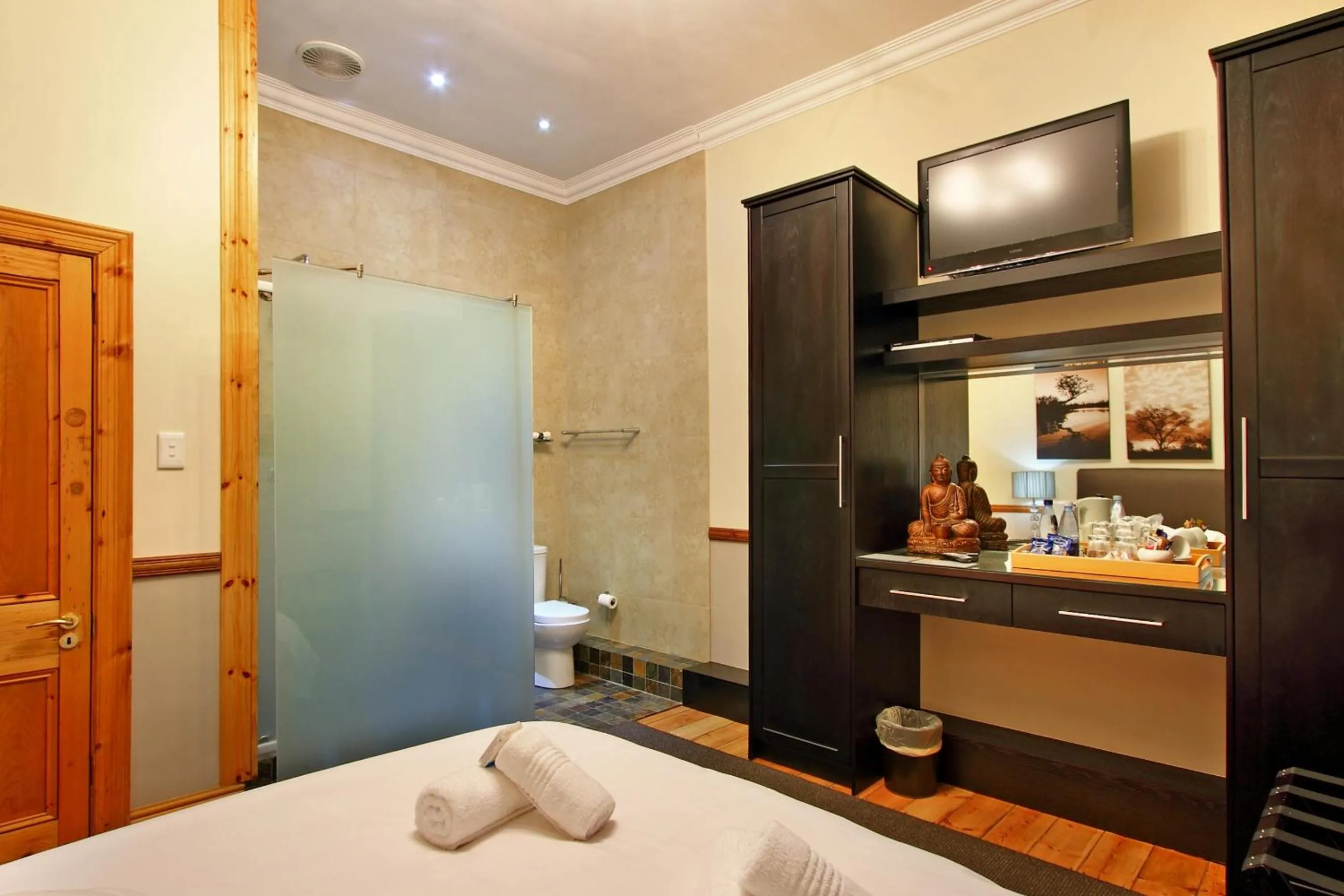 Bed in Wilton Manor SOLAR ENERGY