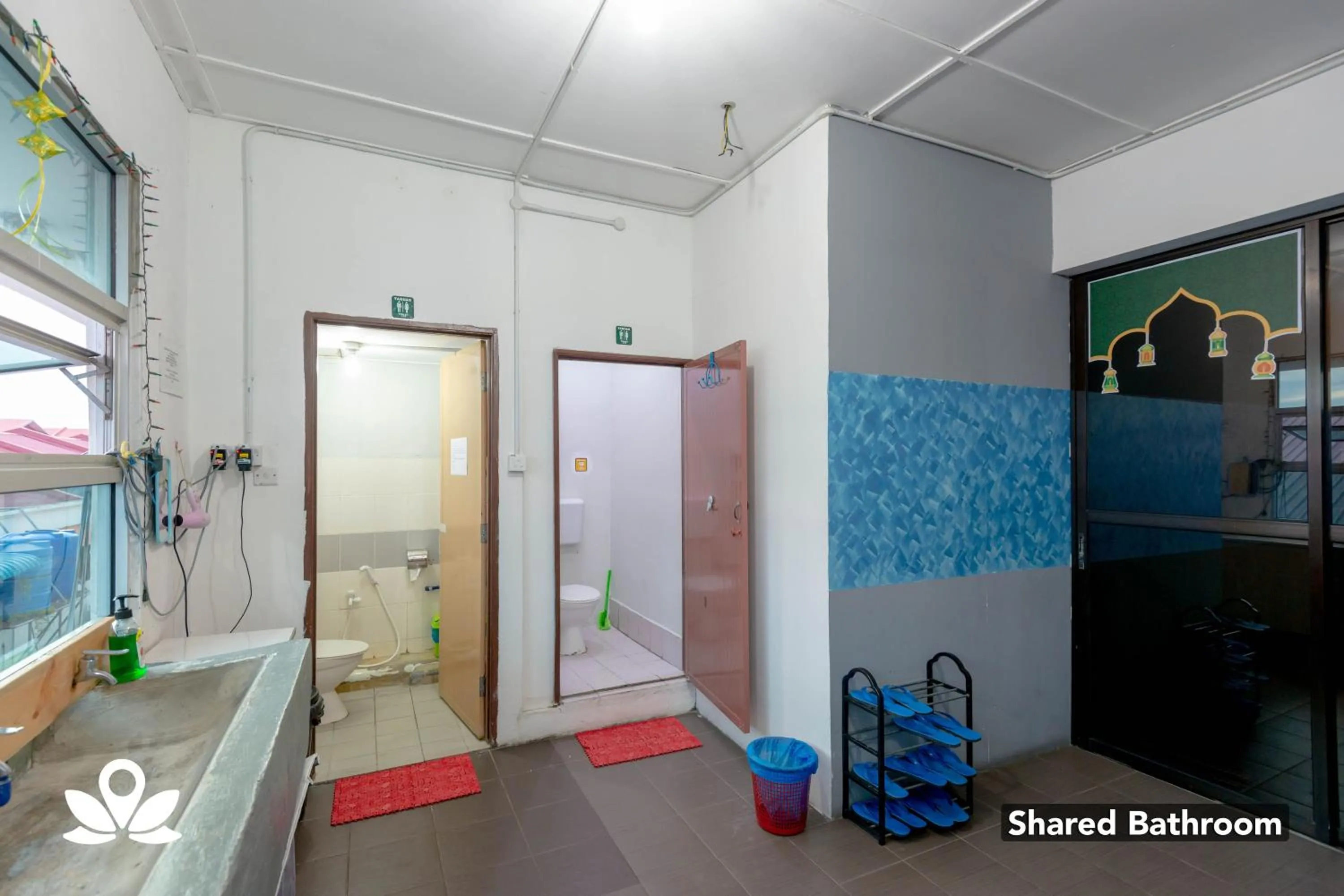 Bathroom in Island Backpackers