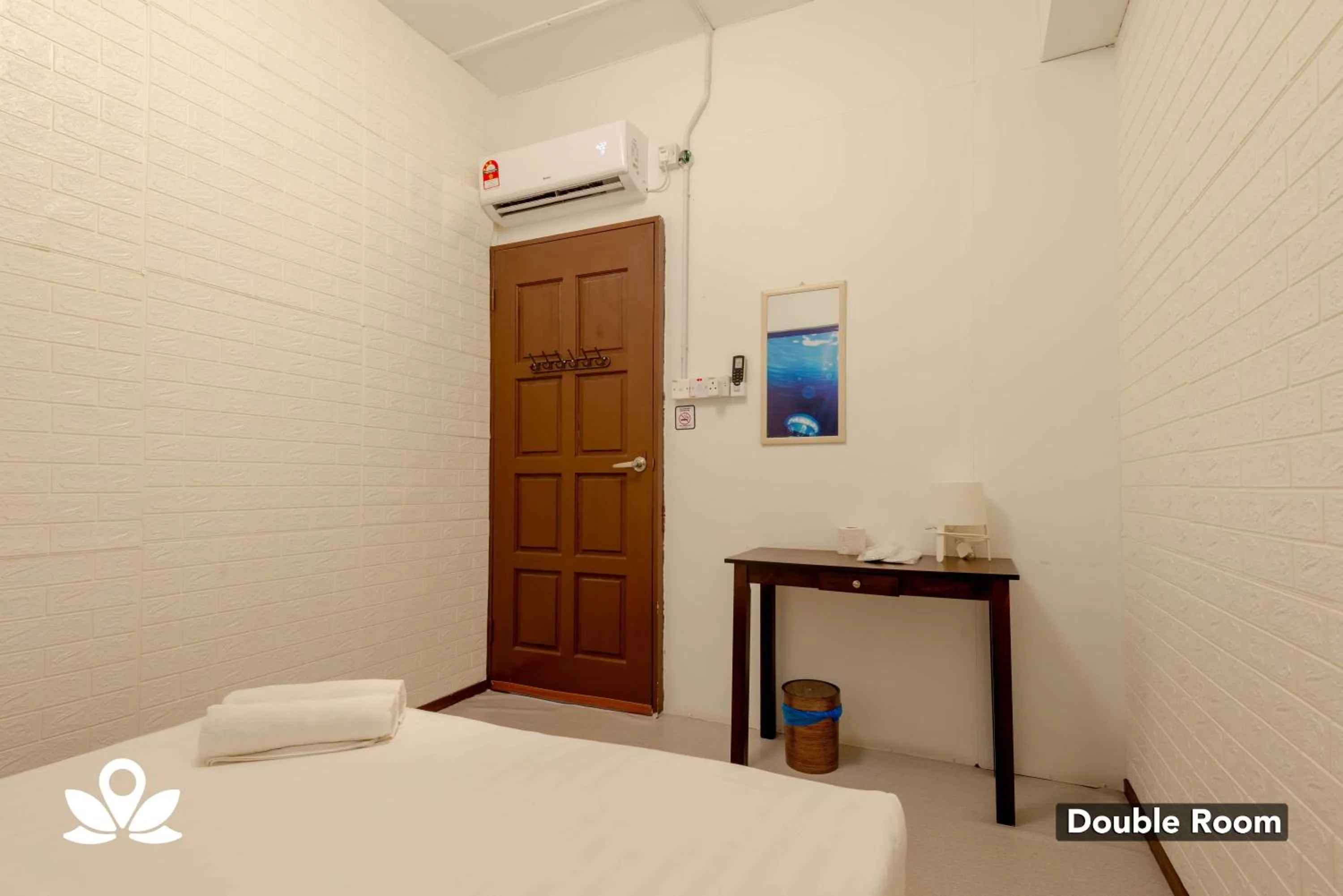 Photo of the whole room, Bed in Island Backpackers