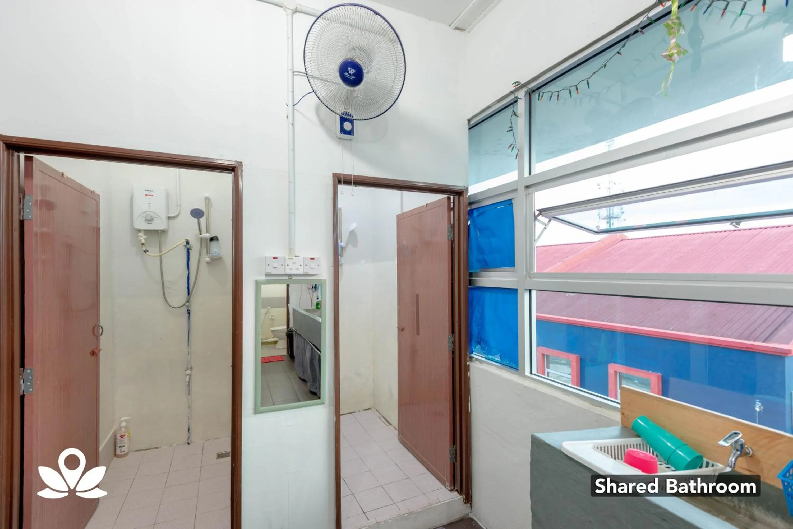 Bathroom in Island Backpackers