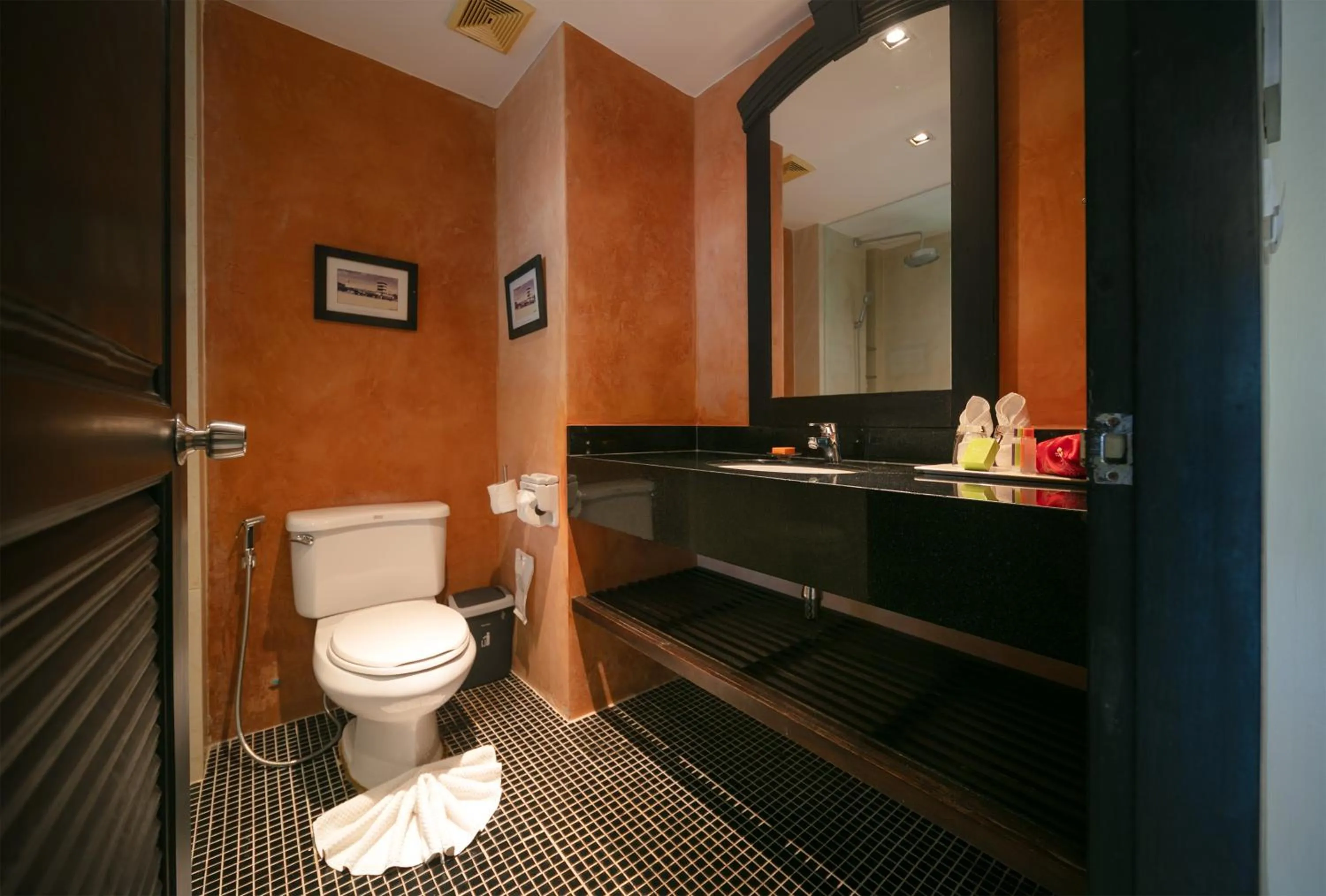 Toilet in The Old Phuket - Karon Beach Resort