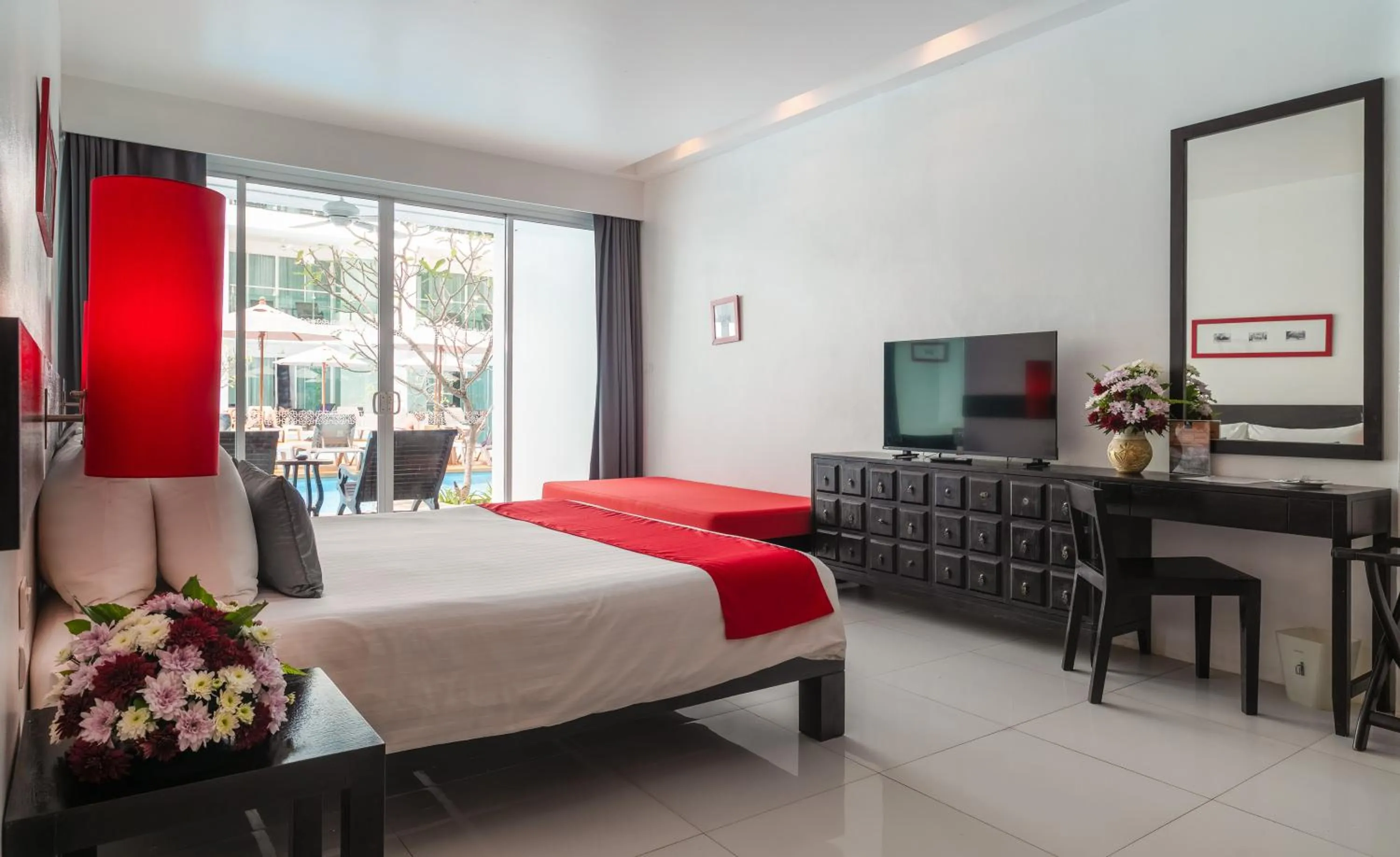 Bed in The Old Phuket - Karon Beach Resort