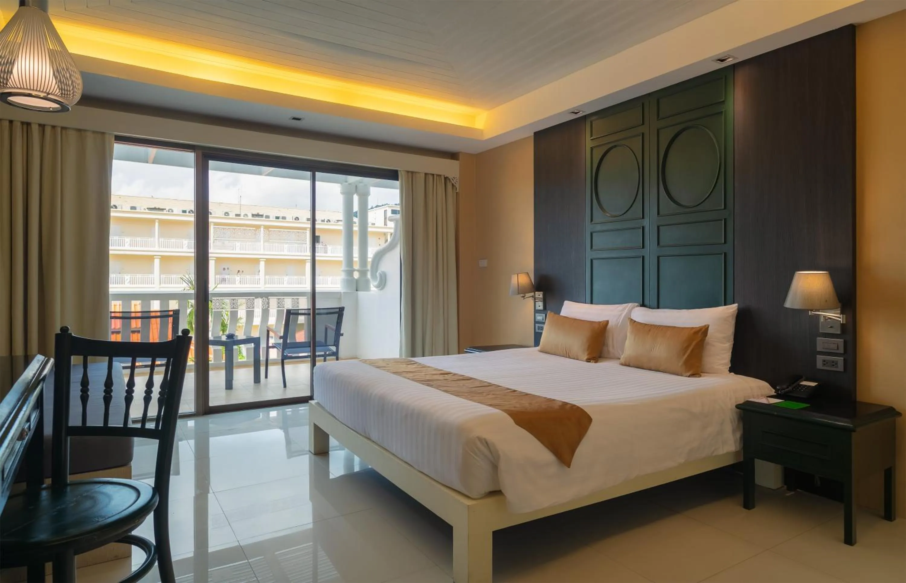 Bed in The Old Phuket - Karon Beach Resort