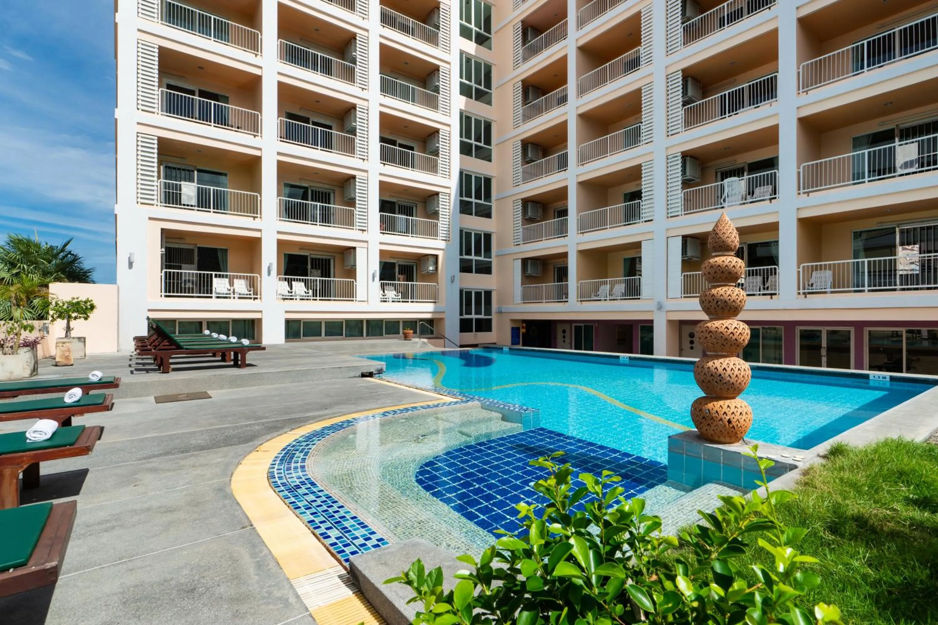 Swimming pool in Best Bella Pattaya